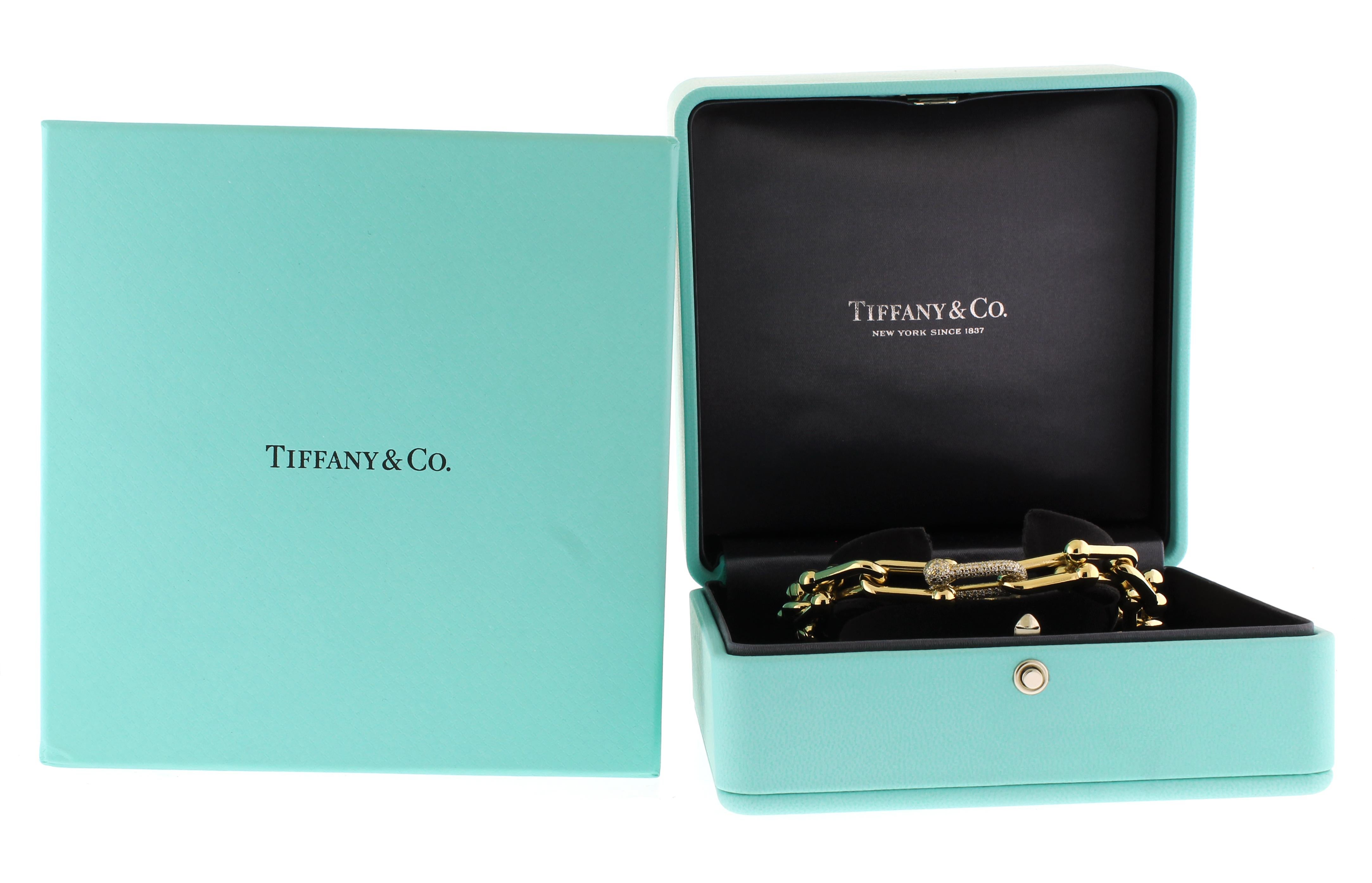 Ce bracelet est issu de la Collection S S de Tiffany et comporte un maillon pavé de diamants.  Le poids approximatif des diamants est de 1,70cts. La longueur est de 6,75 pouces, 44,7 grammes.
♦ Designer : Tiffany & Co
♦ Métal : 18 carats
♦ Circa