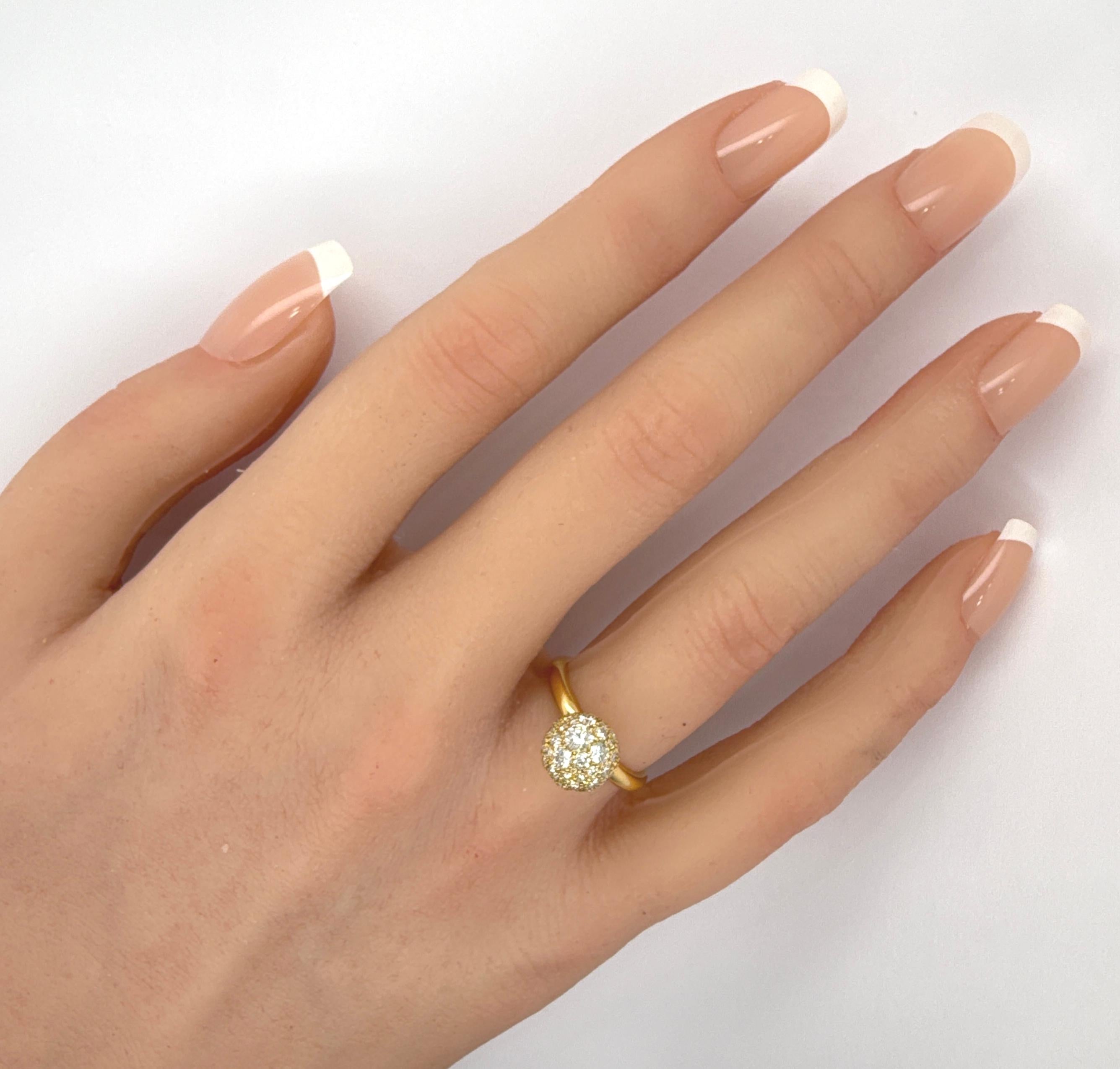 Modèle emblématique de Tiffany & Co, cette authentique bague HardWear Ball est réalisée en luxueux or jaune 18 carats et sertie de diamants ronds de taille brillant totalisant 1,08 carat. Mesurant 8 mm de diamètre, cette pièce élégante est conçue