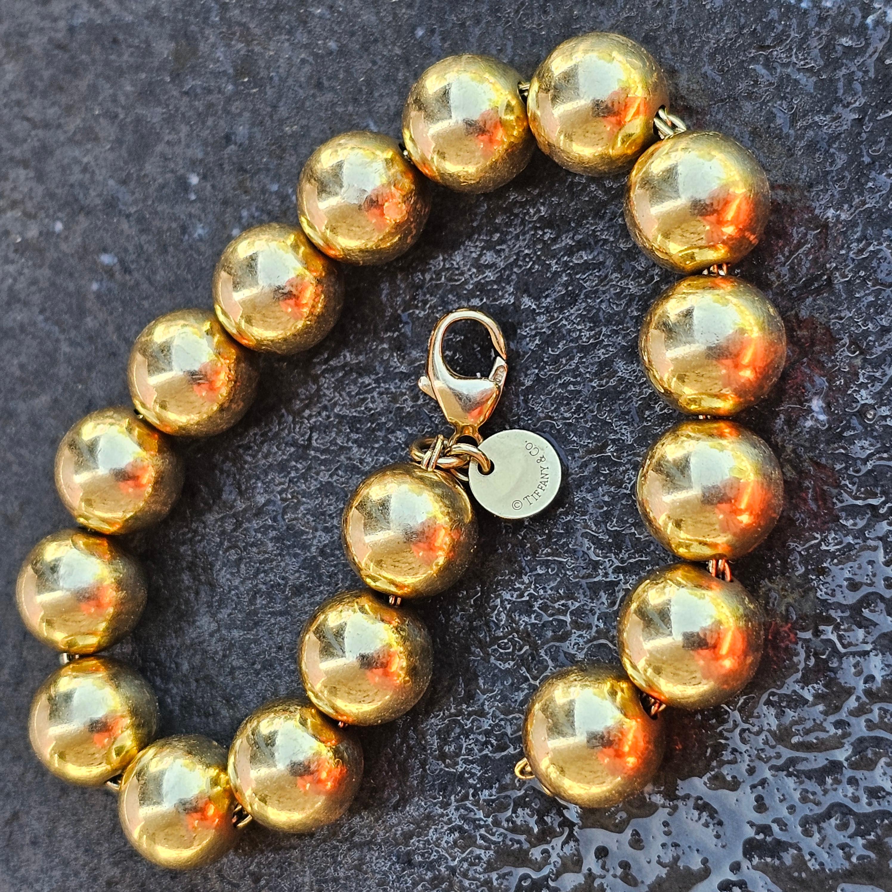 Il s'agit d'un modèle d'occasion de Tiffany & Co. Bracelet en perles Hardwear de 10 mm. Il est réalisé en or jaune 18 carats et comporte des perles en or poli. Le bracelet mesure 7,5 pouces de long et 10,0 mm de large. N'est plus disponible sur le