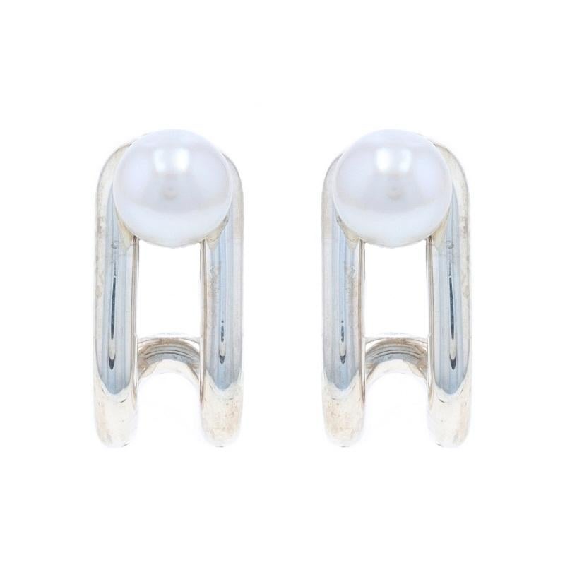 Verkaufspreis: $850

Marke: Tiffany & Co.
Collection'S: HardWear
Design/One: Double Pearl Scharnier

Metallgehalt: Sterling Silber

Informationen zu Stein
Zuchtperlen
Farbe: Weiß
Größe: 5.3 mm

Stil: J-Hoop
Verschlusstyp: