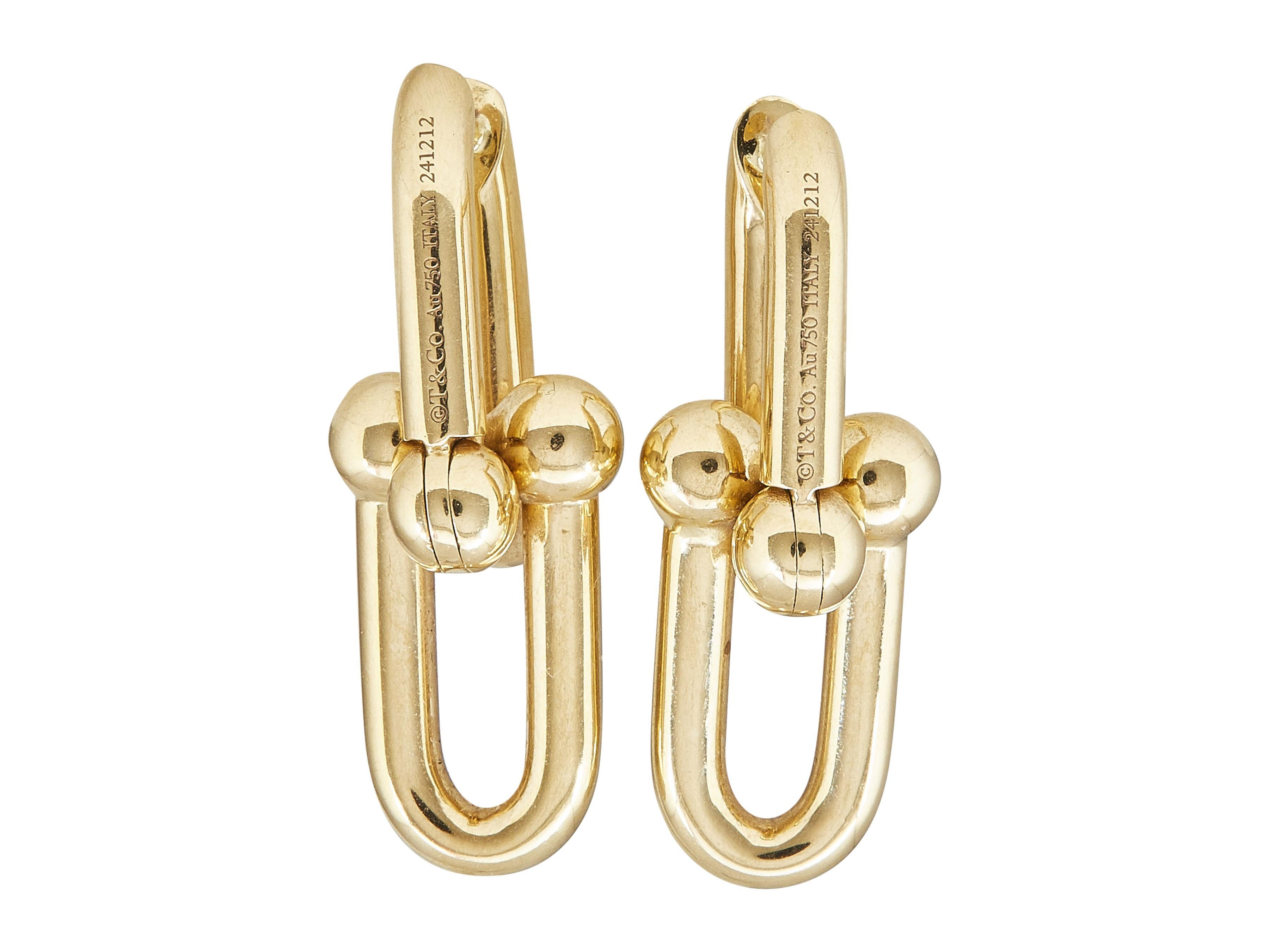 Gli orecchini: Un paio di Tiffany & Co. Orecchini HardWear. Le maglie medie sono realizzate in oro giallo a 18 carati.

Le condizioni sono ottime. Presenta una leggera usura superficiale, compresa una piccola ammaccatura all'interno di un orecchino.