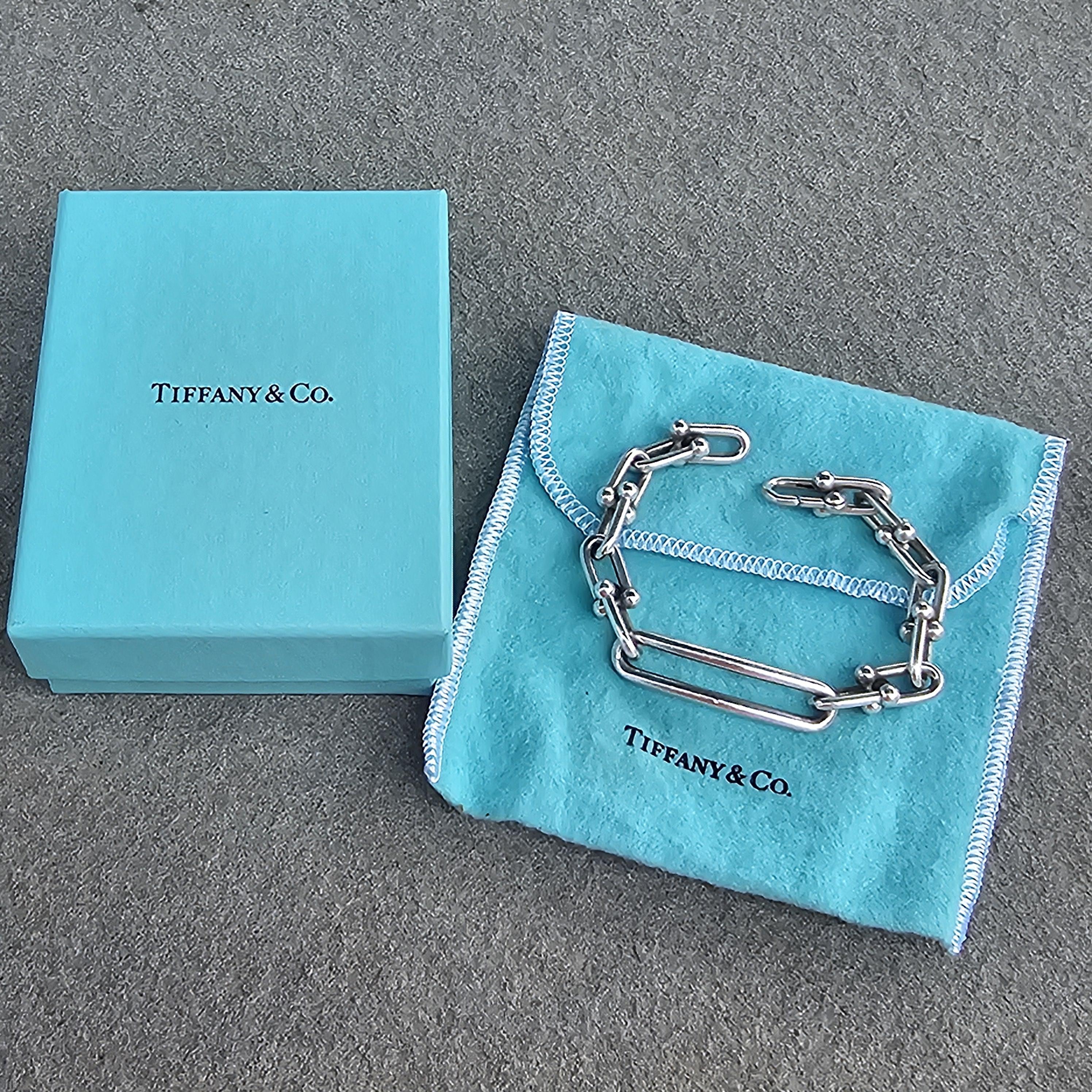 Cette exquise pièce de Tiffany & Co. Le bracelet à chaîne allongée Large Hardwear est un ajout remarquable à toute collection de bijoux. Fabriqué en argent sterling, il présente un design unique avec des maillons allongés et des accents sphériques,