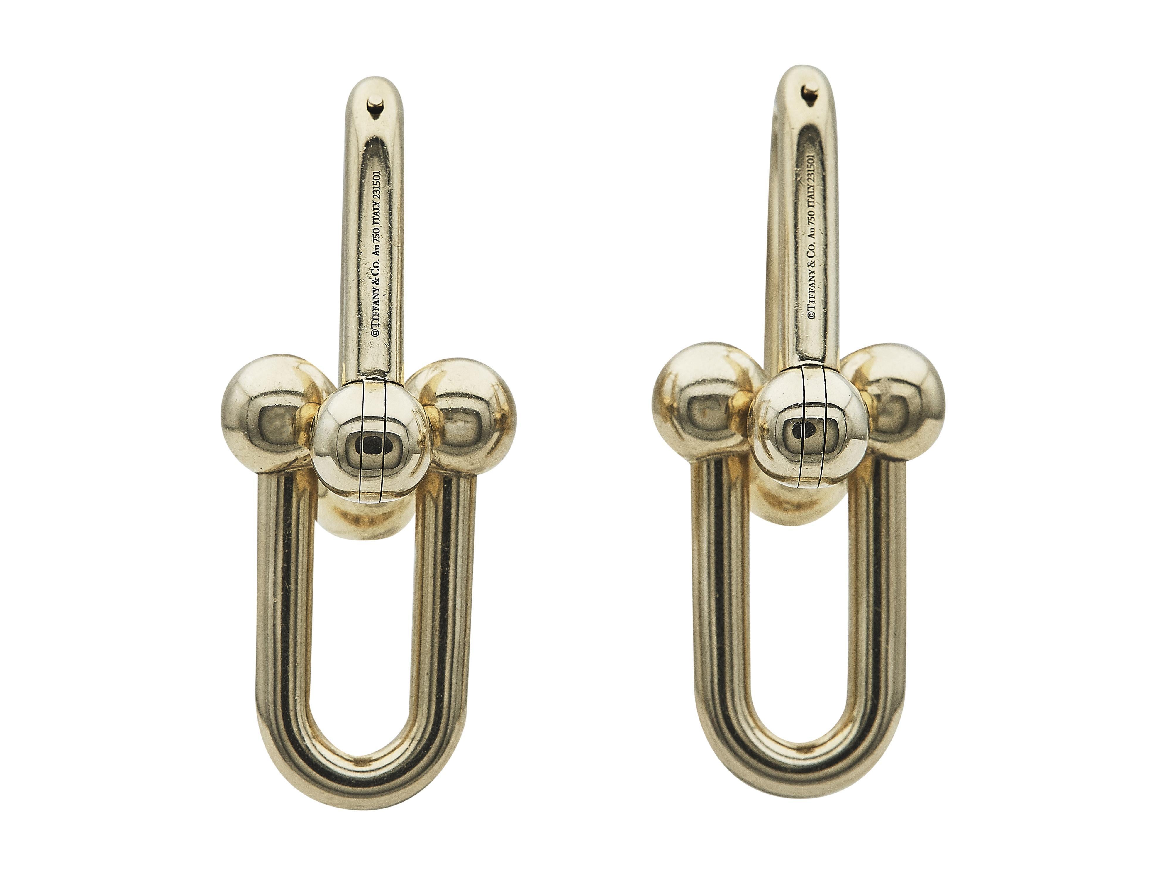 Les boucles d'oreilles : Une paire de boucles d'oreilles Tiffany & Co. Boucles d'oreilles Hardwear Link. Ce modèle extra large est conçu en or jaune de dix-huit carats.

Bon état. Usure de surface modérée sur l'ensemble du document.

Plus