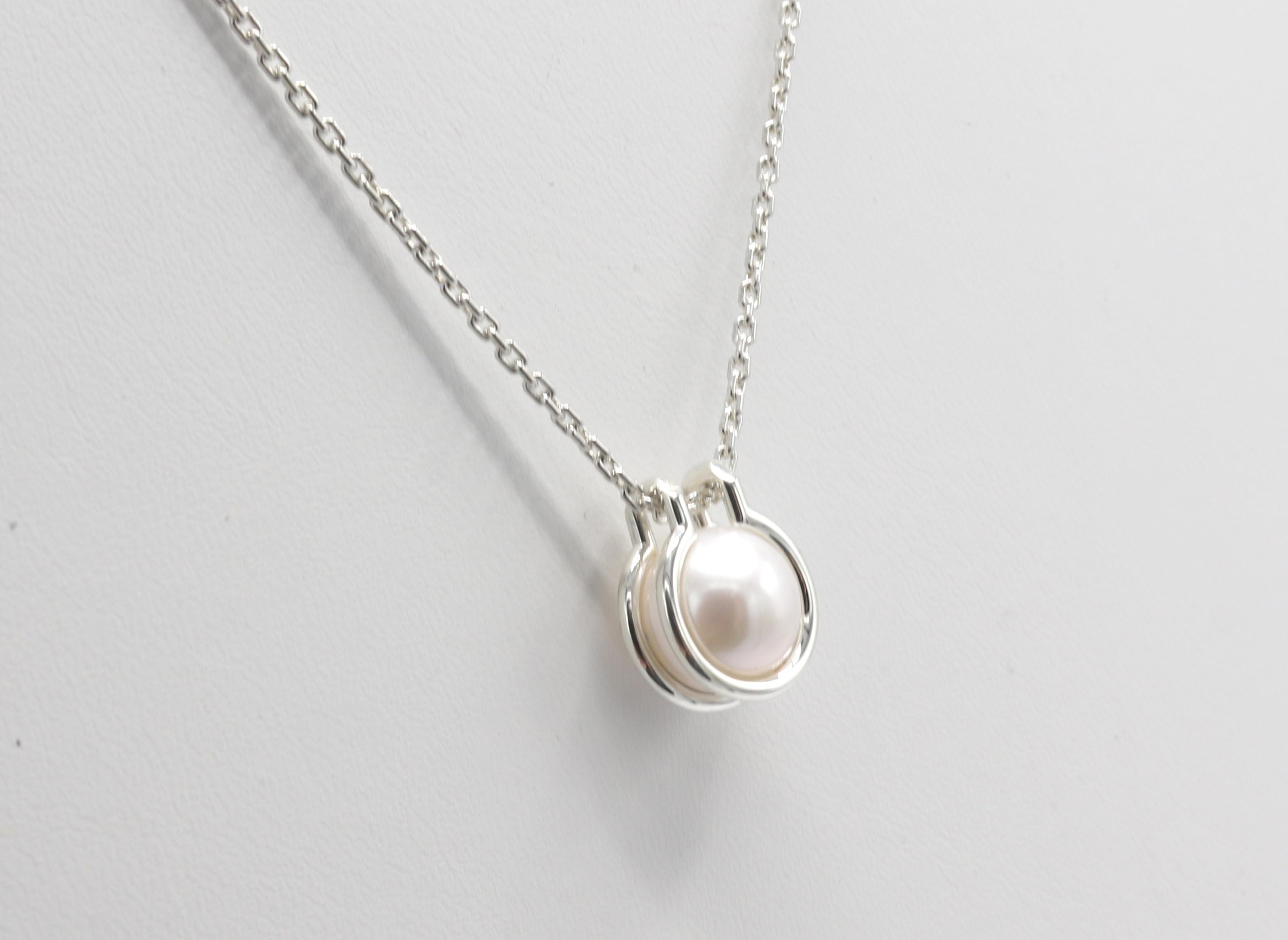 Tiffany & Co. Hardwear Freshwater Pearl Sterling Silver Pendant Drop Necklace 
Metal: Sterling silver
Weight: 5.5 grams
Pearl: Freshwater, 9mm
Pendant: 11.5 x 14mm
Chain: 18 - 16 inches (adjustable)
Retail: $675 USD
Signed: Tiffany & Co. Ag925