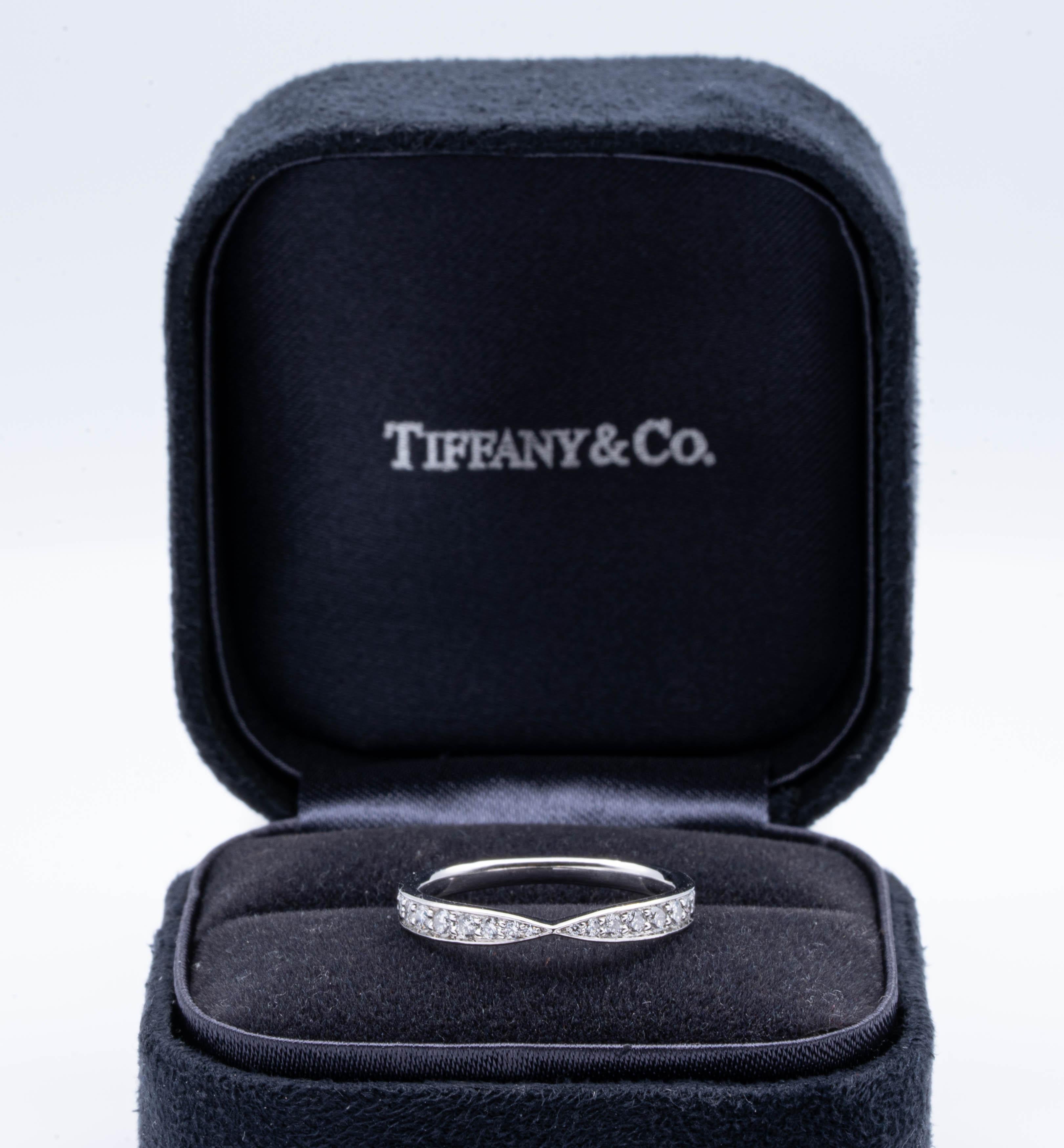 Tiffany & Co. Harmony band finely crafted in Platinum with graduated bead-set round brilliant cut diamonds weighing 0.23 cts total weight.


Stamp: Tiffany & Co. PT950
Size: 6
Weight: 2.7 grams

Includes Original Tiffany Box.

*Expertly cleaned and