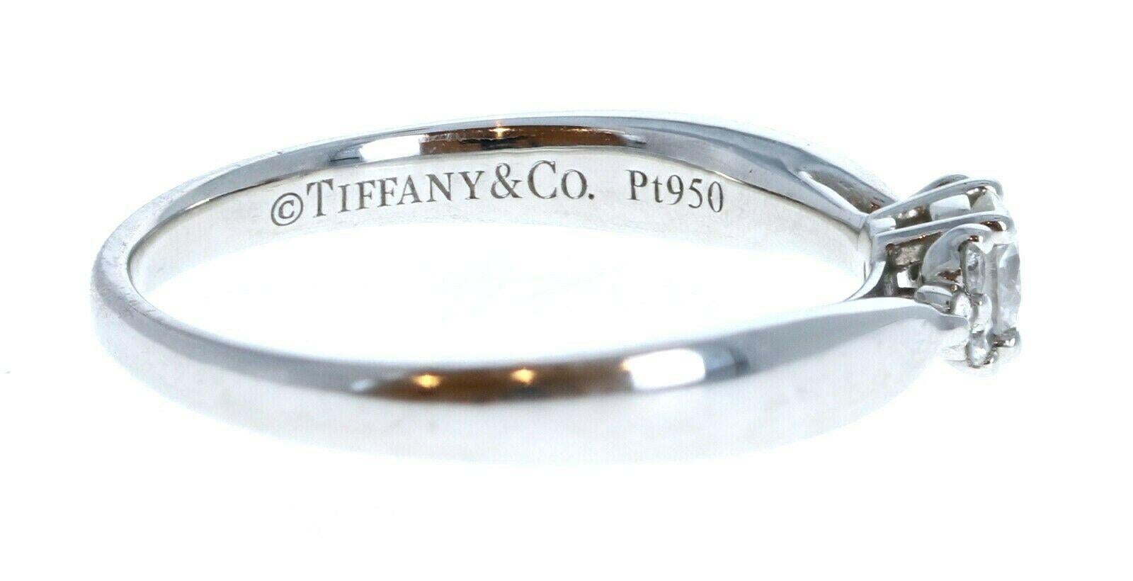 Tiffany & Co Harmony Platin & Diamant 0,18ctw MSRP $3100

Zu verkaufen ist ein Tiffany & Co Platin und Diamant Harmony mit Seitensteinen Ring. 
Der Mittelstein ist ein runder Brillant von 0,15 Karat, G-VS1.
Die seitlichen Steine sind 0,03 ctw G-VS1
