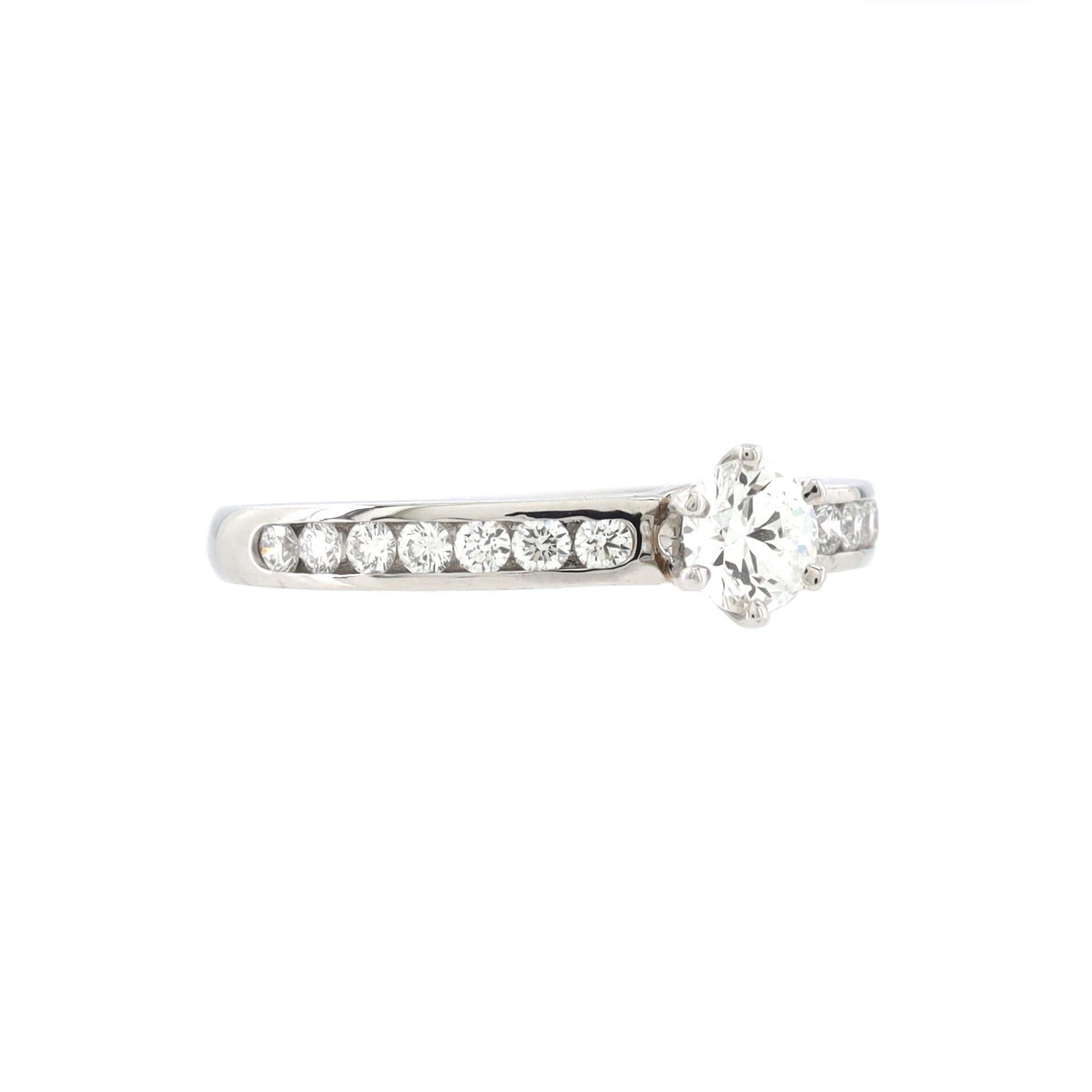 Estado: Muy bueno. Desgaste moderado en toda la pieza con un diamante lateral con un diminuto desconchón.
Accesorios: Sin accesorios
Medidas: Talla: 5,5, Anchura: 1,90 mm
Diseñador: Tiffany & Co.
Model: Anillo Harmony Platino y Diamantes con