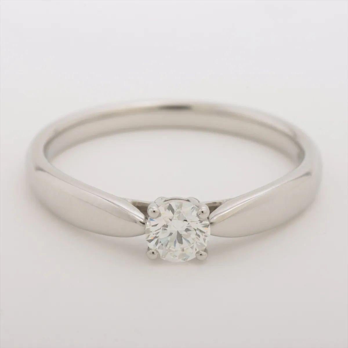 La Tiffany & Co. L'anello di fidanzamento Harmony Round Brilliante in platino è uno splendido simbolo d'amore, realizzato con eccezionale precisione ed eleganza. Al centro si trova un abbagliante diamante tondo brillante, sapientemente tagliato per