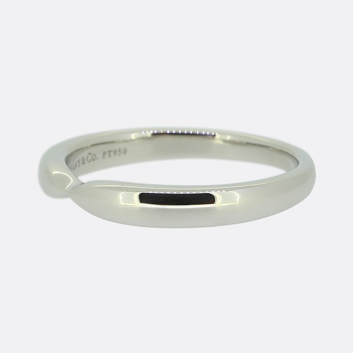 Aquí tenemos una pieza icónica del mundialmente conocido diseñador de joyas Tiffany & Co. Esta moderna alianza se ha elaborado en platino y se estrecha suavemente en el centro antes de completarse con un acabado pulido liso. 

Estado: Usado