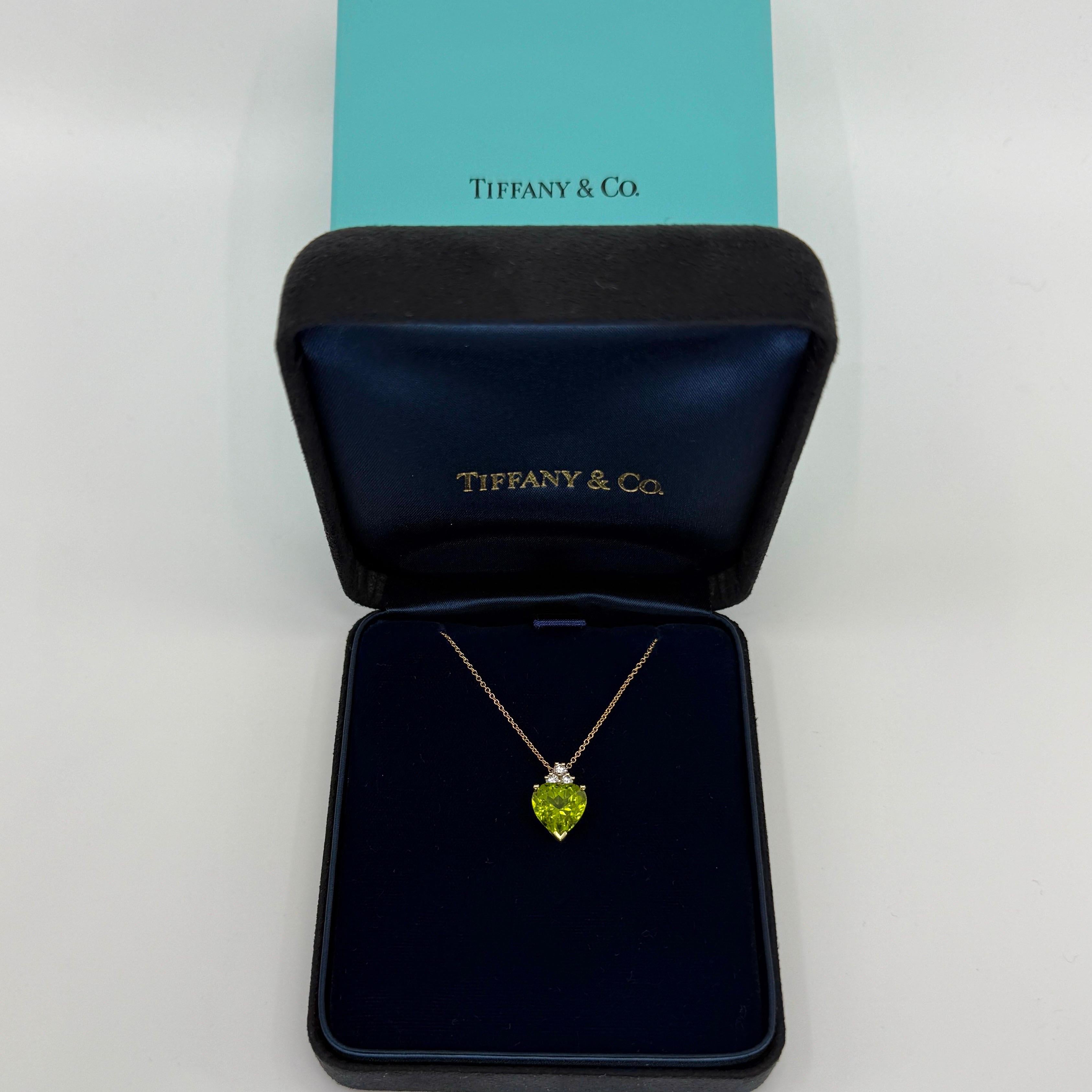Rare Vintage Tiffany & Co. Collier à pendentifs en péridot vert et diamant taillé en cœur.

Un magnifique collier à pendentif en péridot et diamant de Tiffany & Co.

Les maisons de haute joaillerie comme Tiffany n'utilisent que les meilleurs