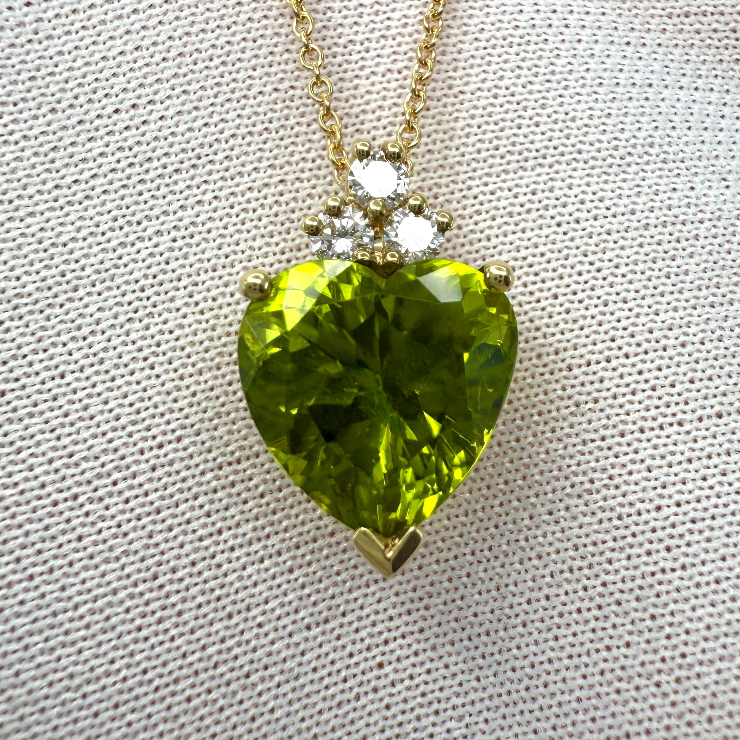 Taille cabochon « sugarloaf » Tiffany & Co Collier pendentif en or jaune 18k avec péridot vert taillé en cœur et diamants en vente