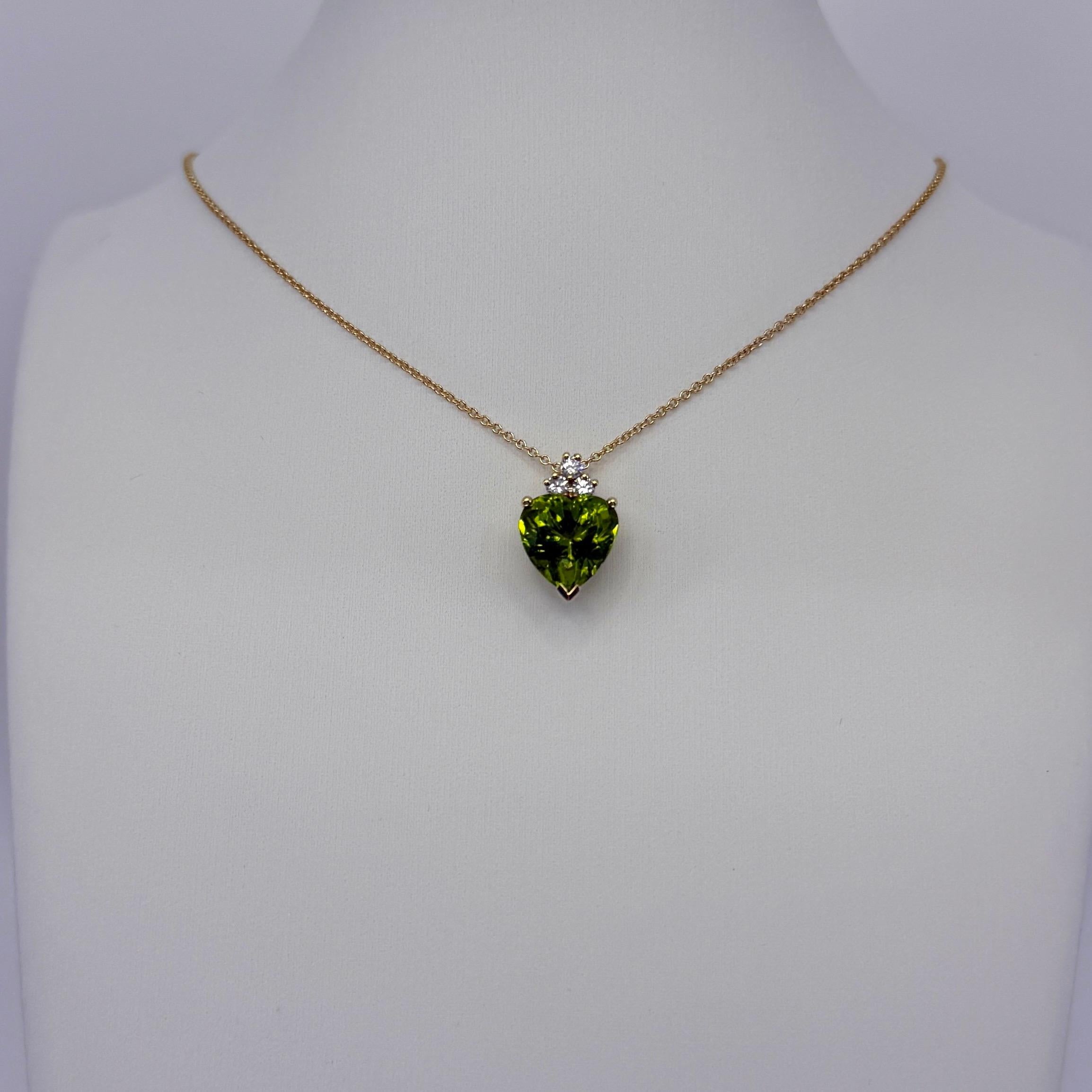 Tiffany & Co Collier pendentif en or jaune 18k avec péridot vert taillé en cœur et diamants Unisexe en vente