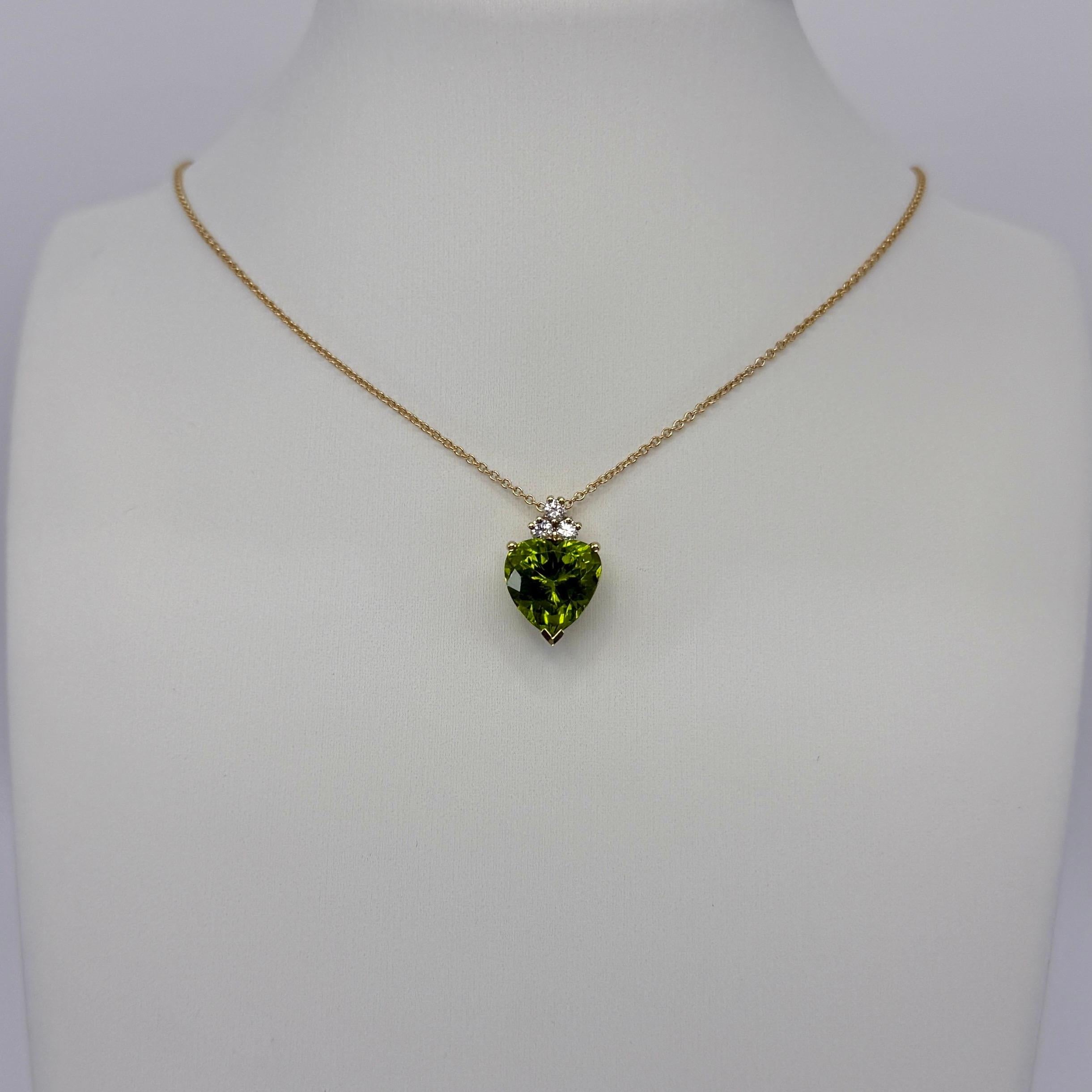 Tiffany & Co Collier pendentif en or jaune 18k avec péridot vert taillé en cœur et diamants en vente 4