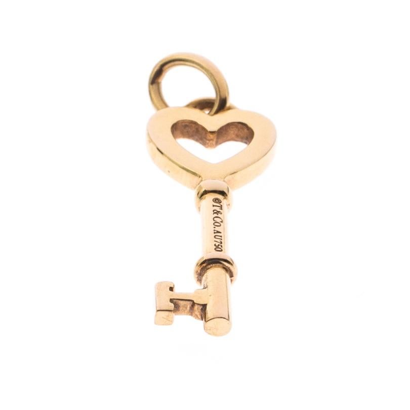 Tiffany & Co. Heart Key 18k Yellow Gold Mini Pendant In Good Condition In Dubai, Al Qouz 2