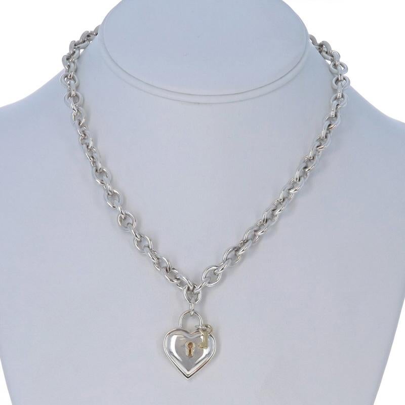 Marque : Tiffany & Co.
Année : 1994
Design :  Clé de cadenas en forme de coeur

Contenu du métal : Argent sterling et or jaune 18k

Style de chaîne : Câble
Style du collier : Chaîne
Type de fermeture : Fermoir à griffe de homard

Mesures

Article 1