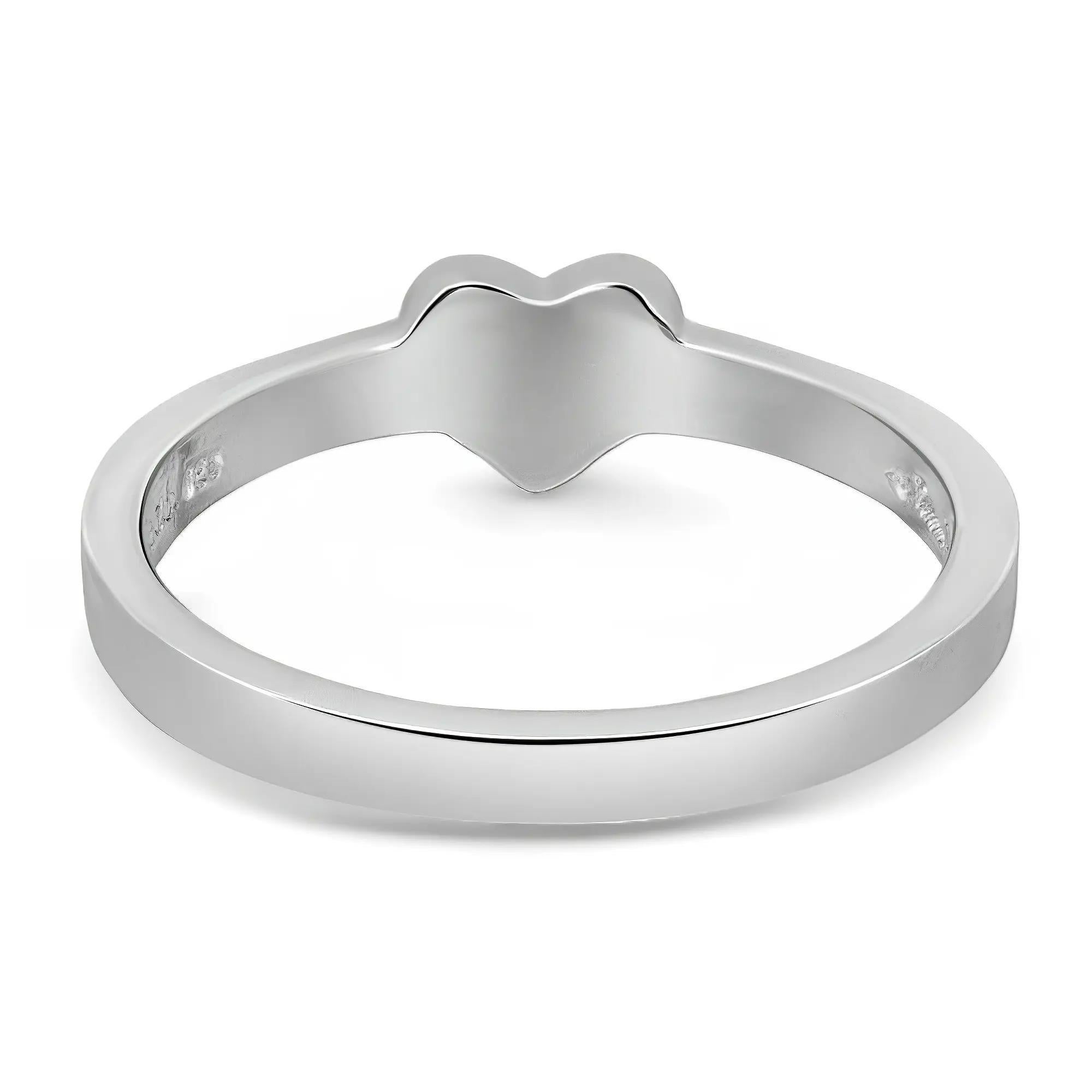 Tiffany & Co. Anello con cuore di Paloma Picasso. Realizzato in argento 925. Questo anello è dotato di un piccolo cuore al centro. Misura dell'anello: 4,25. Larghezza dell'anello: 1,7 mm. Peso totale: 0,95 grammi. Condizione di usato. Potrebbe