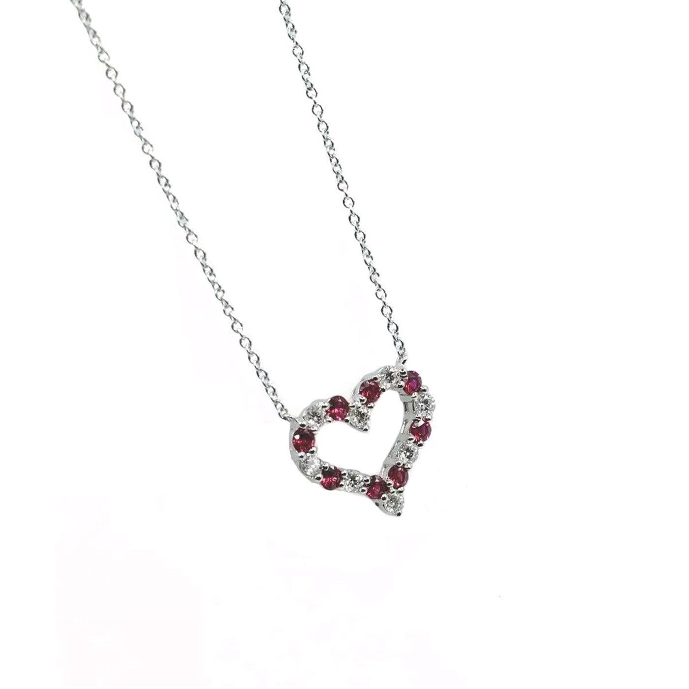 Tiffany va à l'essentiel. Ce pendentif en rubis Hearts présente huit rubis rouge foncé de couleur sang de pigeon et huit diamants ronds de taille brillant en platine. Taille petite sur une chaîne de 16