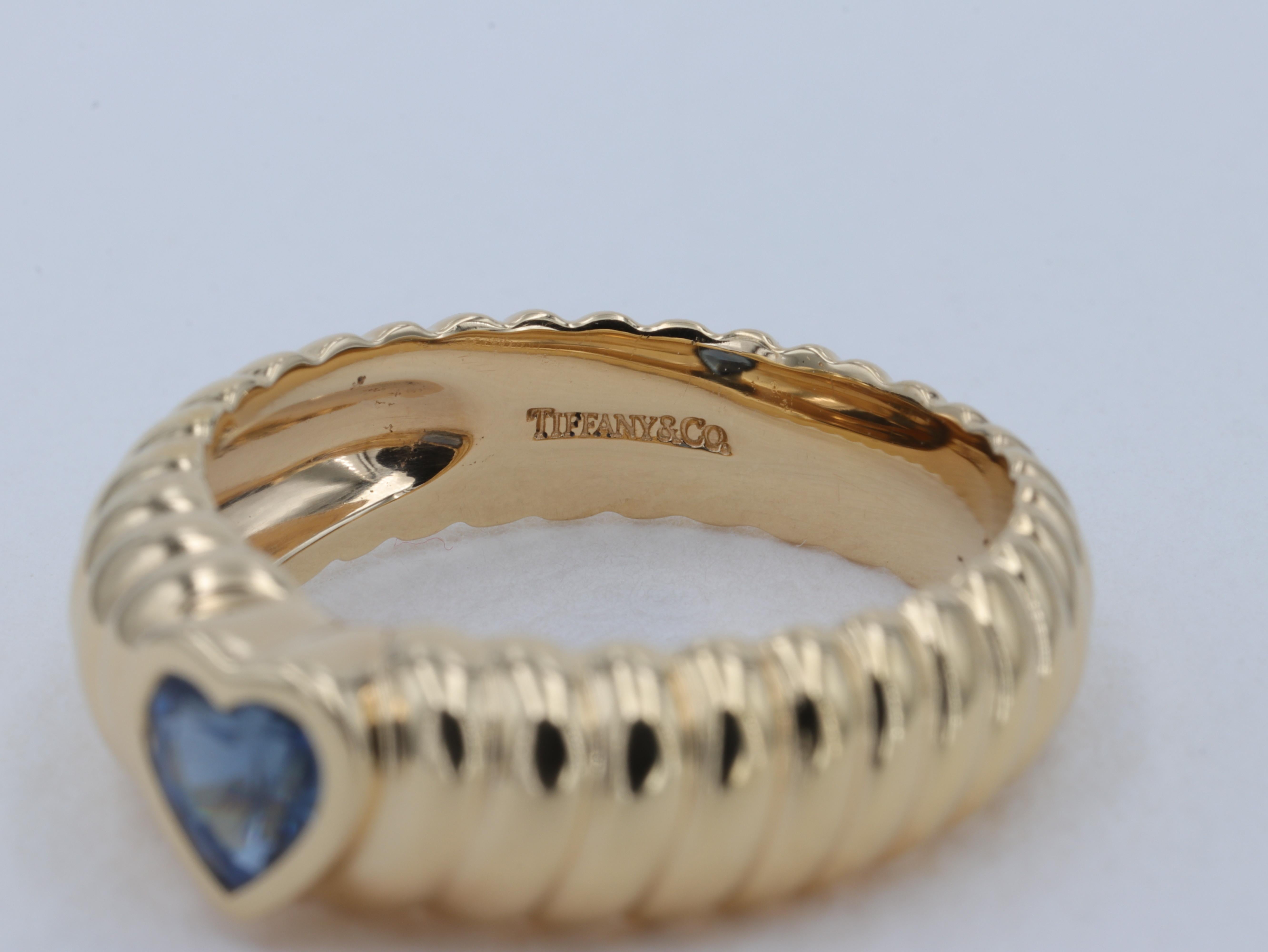 Tiffany & Co. Bague en or jaune 18 carats et saphir bleu en forme de cœur en vente 1