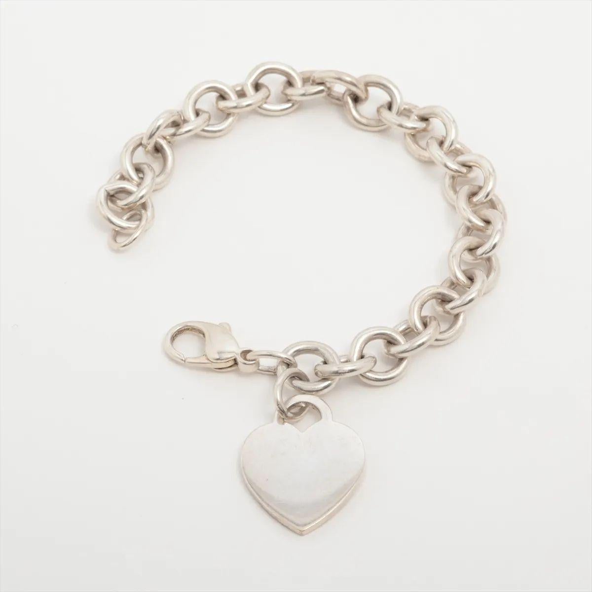 Die Tiffany & Co. Heart Tag Charm Armband ein ikonisches und zeitloses Accessoire, das die Essenz der klassischen Eleganz einfängt. Das Armband ist mit einem herzförmigen Anhänger versehen, eine Hommage an das Erbe der Marke. Die Kette aus