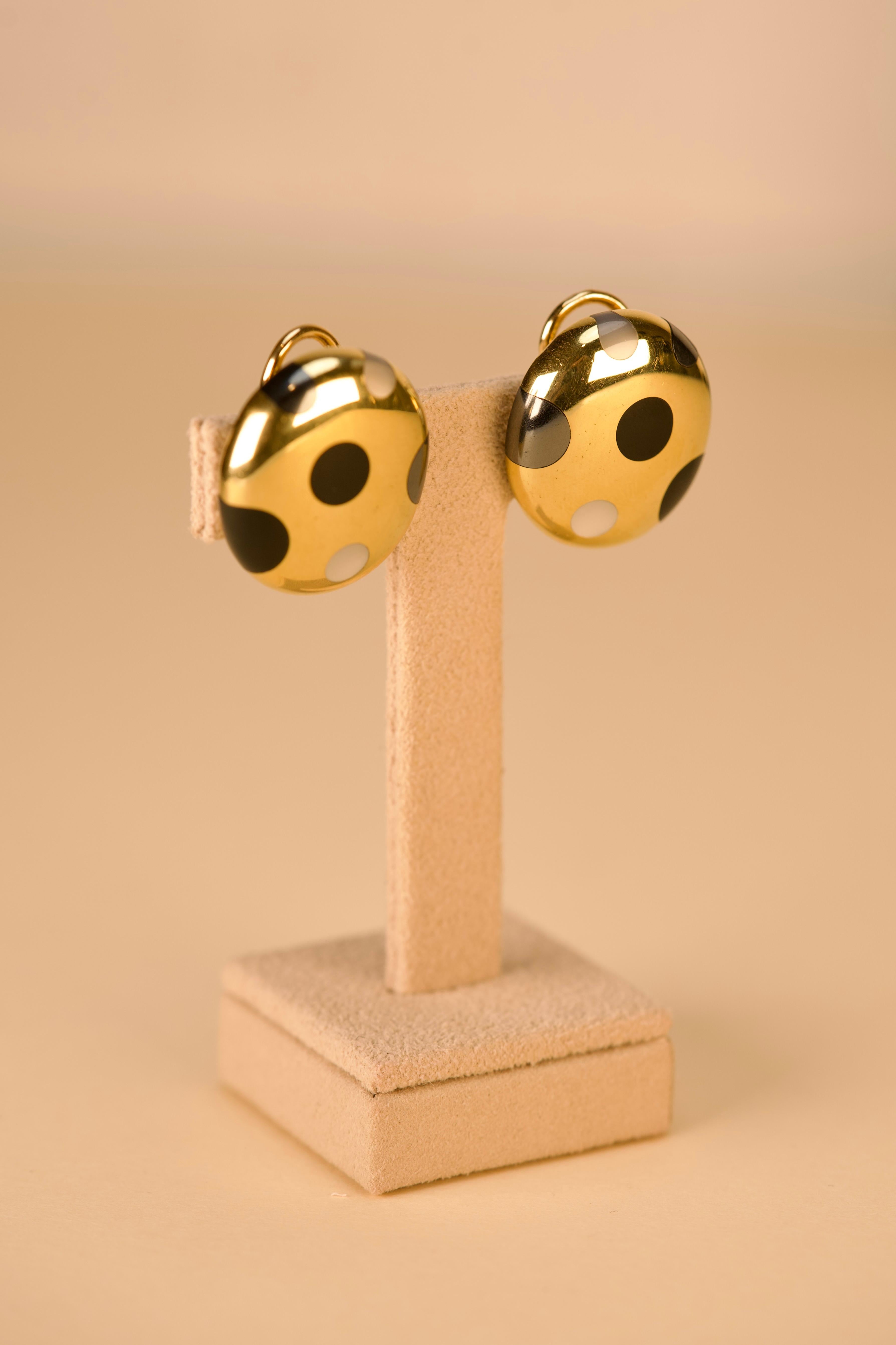 Ces bijoux Tiffany & Co. Les boucles d'oreilles Hematite Jade Nacre d'Or sont réalisées en or jaune 18 carats et mettent en valeur le vocabulaire créatif distinctif d'Angela Cummings, l'une des plus célèbres designers à avoir collaboré avec Tiffany