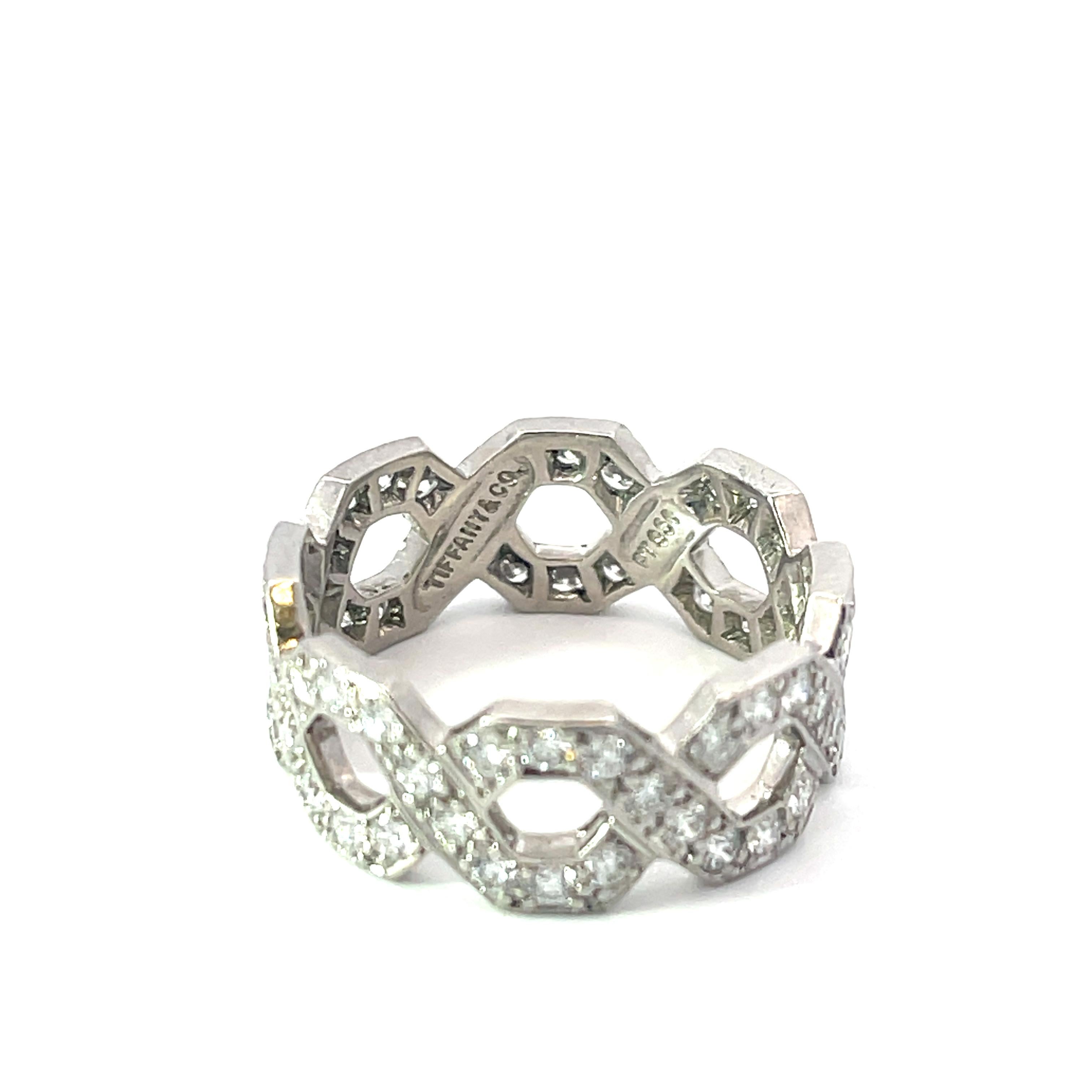 Tiffany & Co. Sechseckiger Diamantring aus Platin. Der Ring ist mit 2.70 ct runden Diamanten im Brillantschliff besetzt. Der Ring ist Größe 7, 8 mm breit und wiegt 6,4 Gramm.