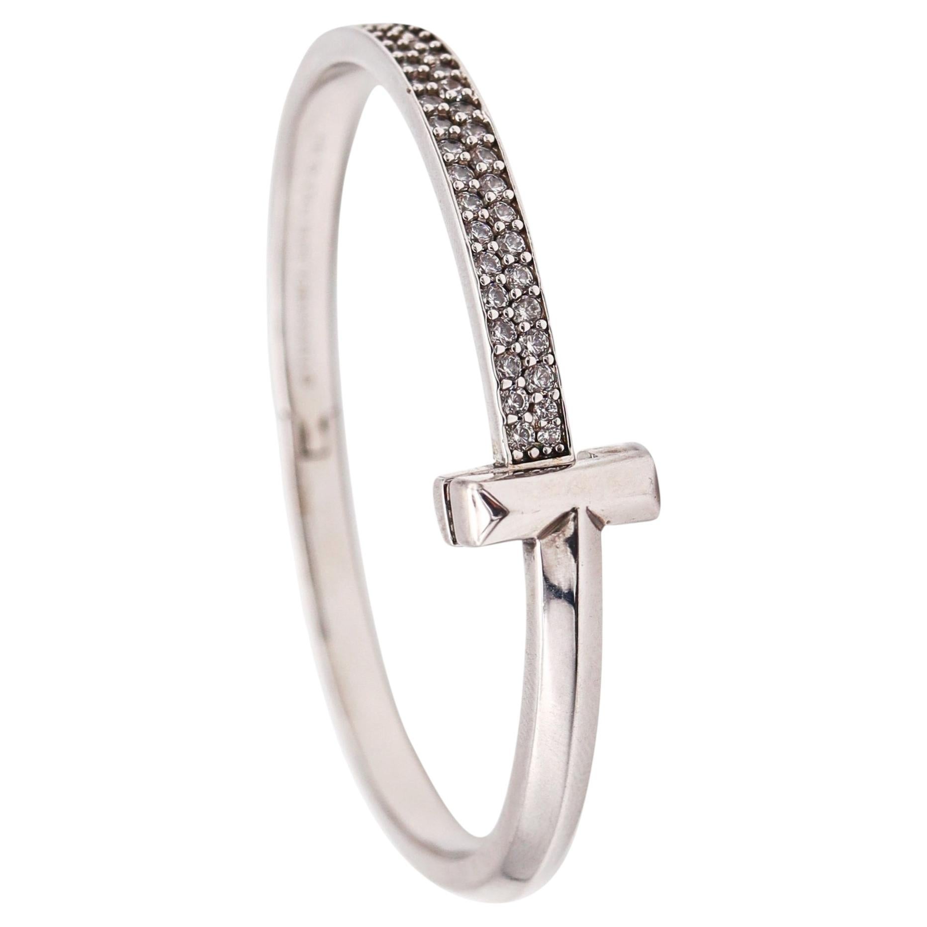TIFFANY & CO. Pulsera tipo «T» con bisagras, de oro blanco de 18 quilates, con 2,18 quilates de diamantes VVS en venta