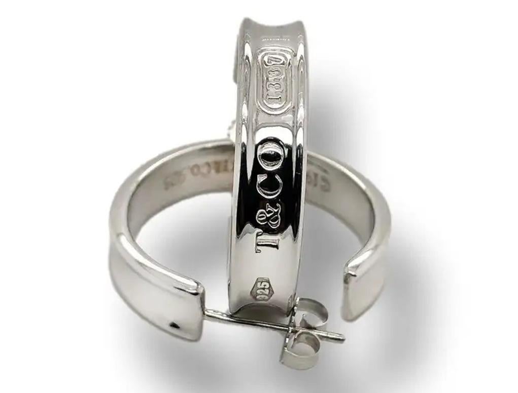 Donna Tiffany & Co. Orecchini a cerchio T & Co. 1837  Scatola e astuccio in argento sterling in vendita