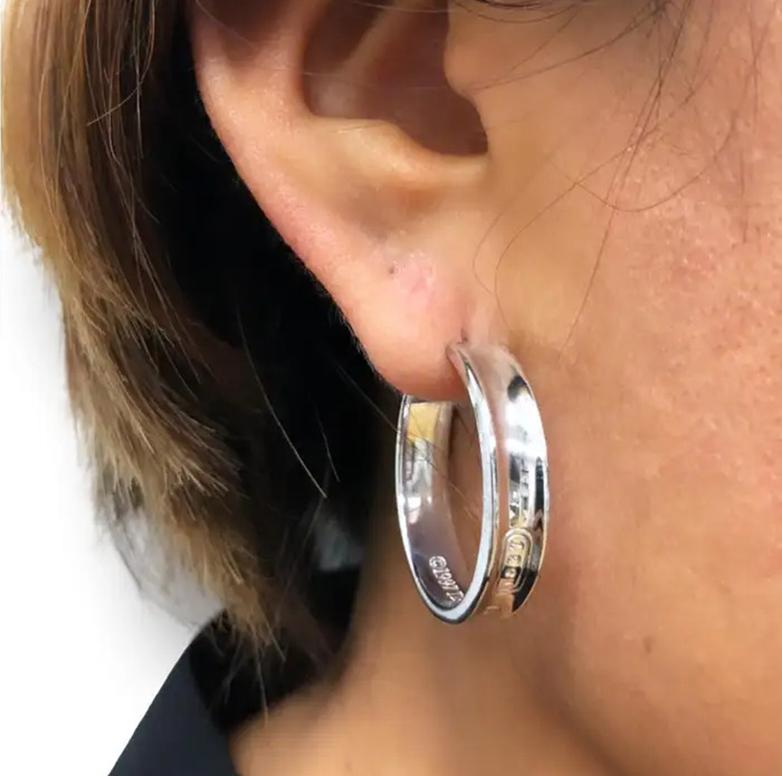 Tiffany & Co. Orecchini a cerchio T & Co. 1837  Scatola e astuccio in argento sterling in vendita 2
