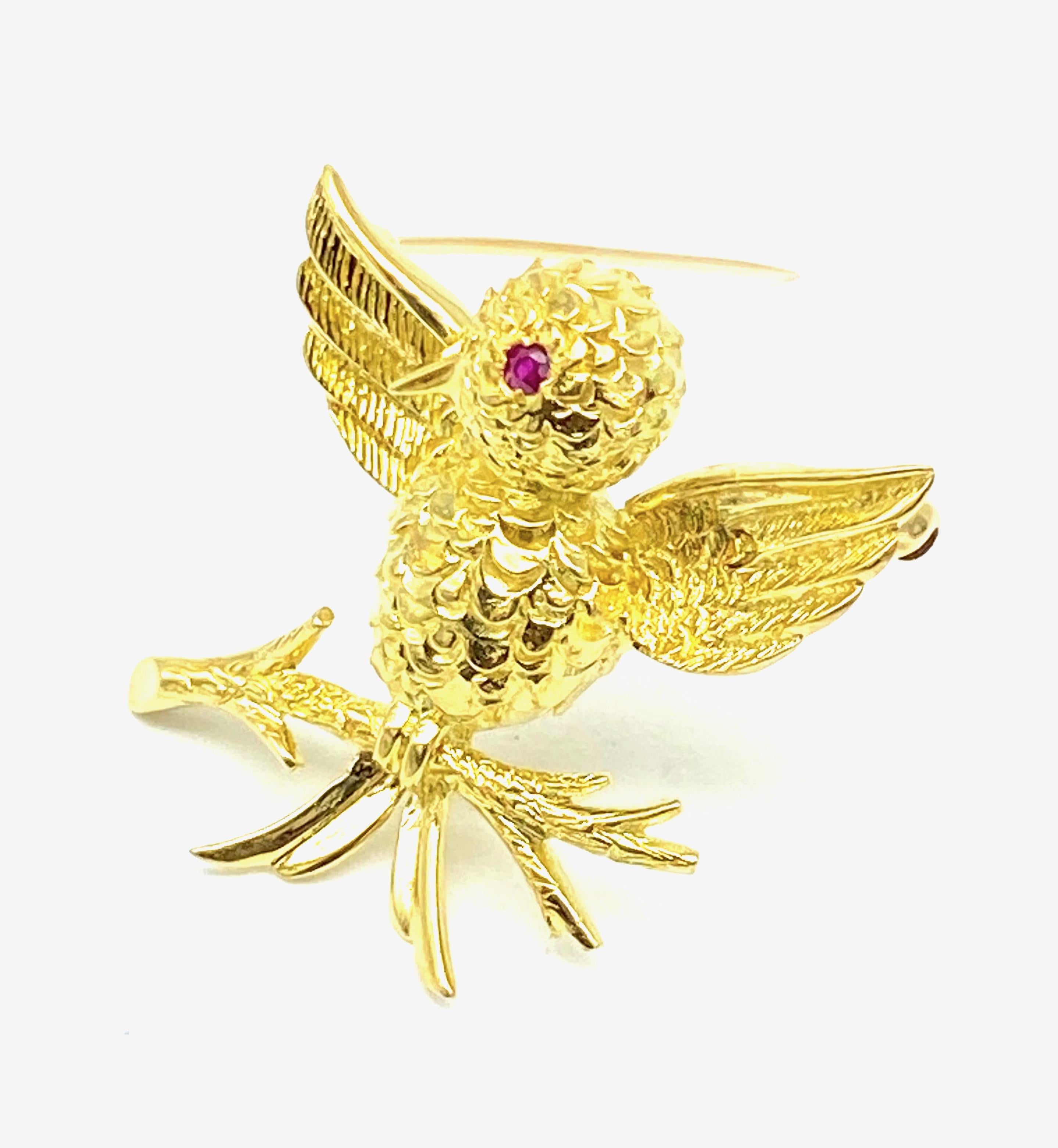 Tiffany & Co. Hummingbird 18 Karat Yellow gold & Ruby Pin.
Beautiful condition.

Measurements are 1- 1/4 