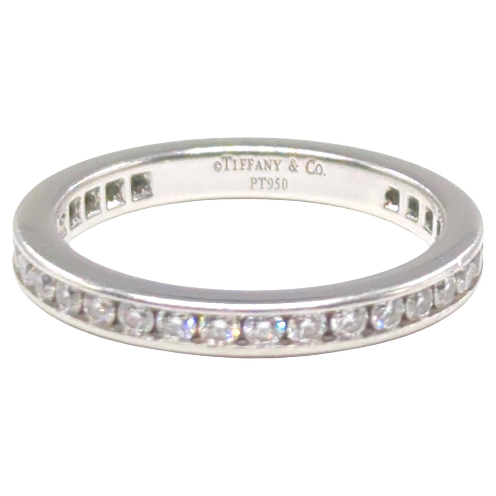 Bague d'éternité à diamants en serti clos, 0.73 CTW, Tiffany & Co. 

Bande de 2,6 mm d'épaisseur, beaucoup de feu et d'étincelles !

Poinçons : Tiffany & Co. PT950

