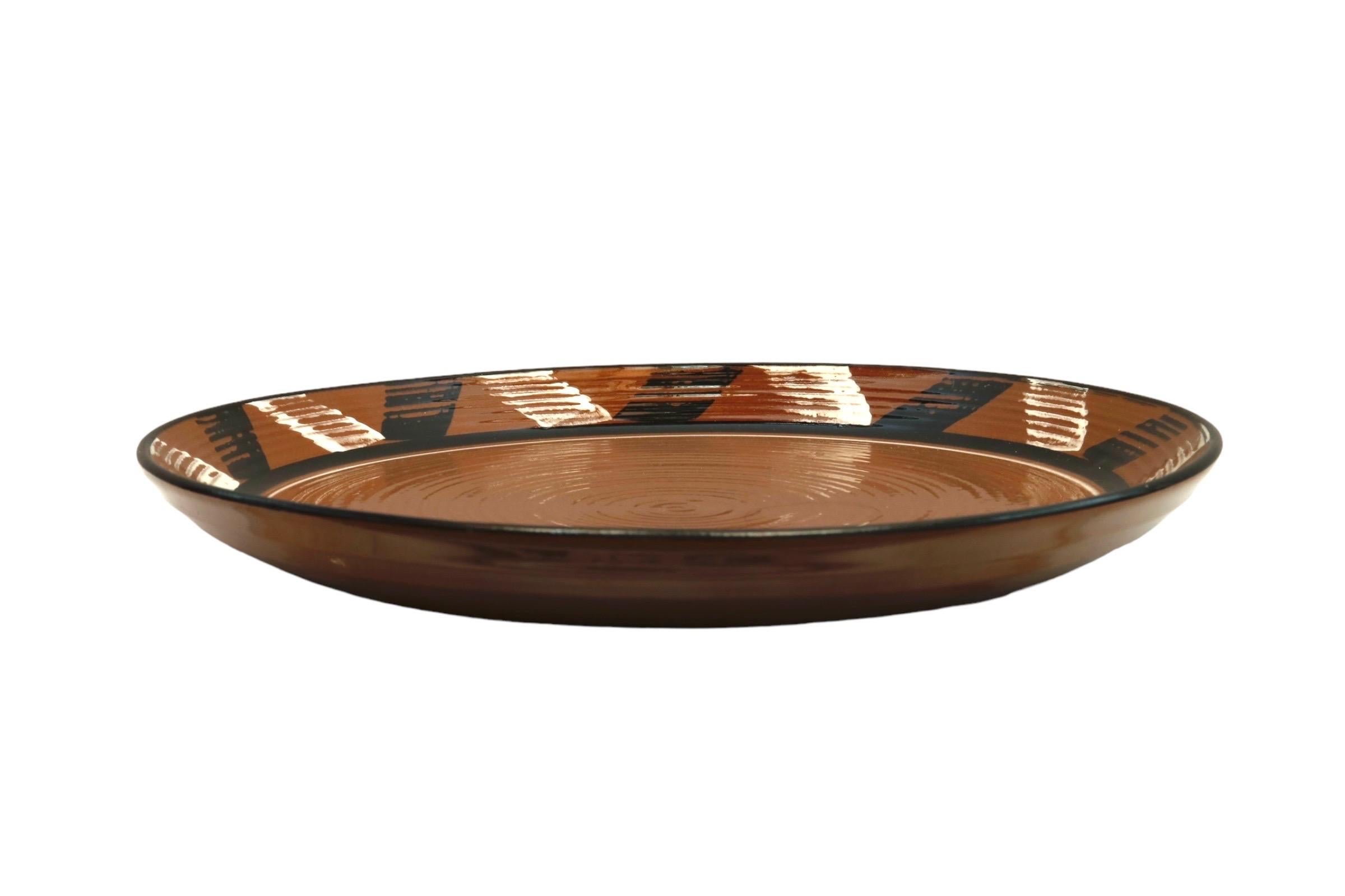 Un piatto in ceramica 