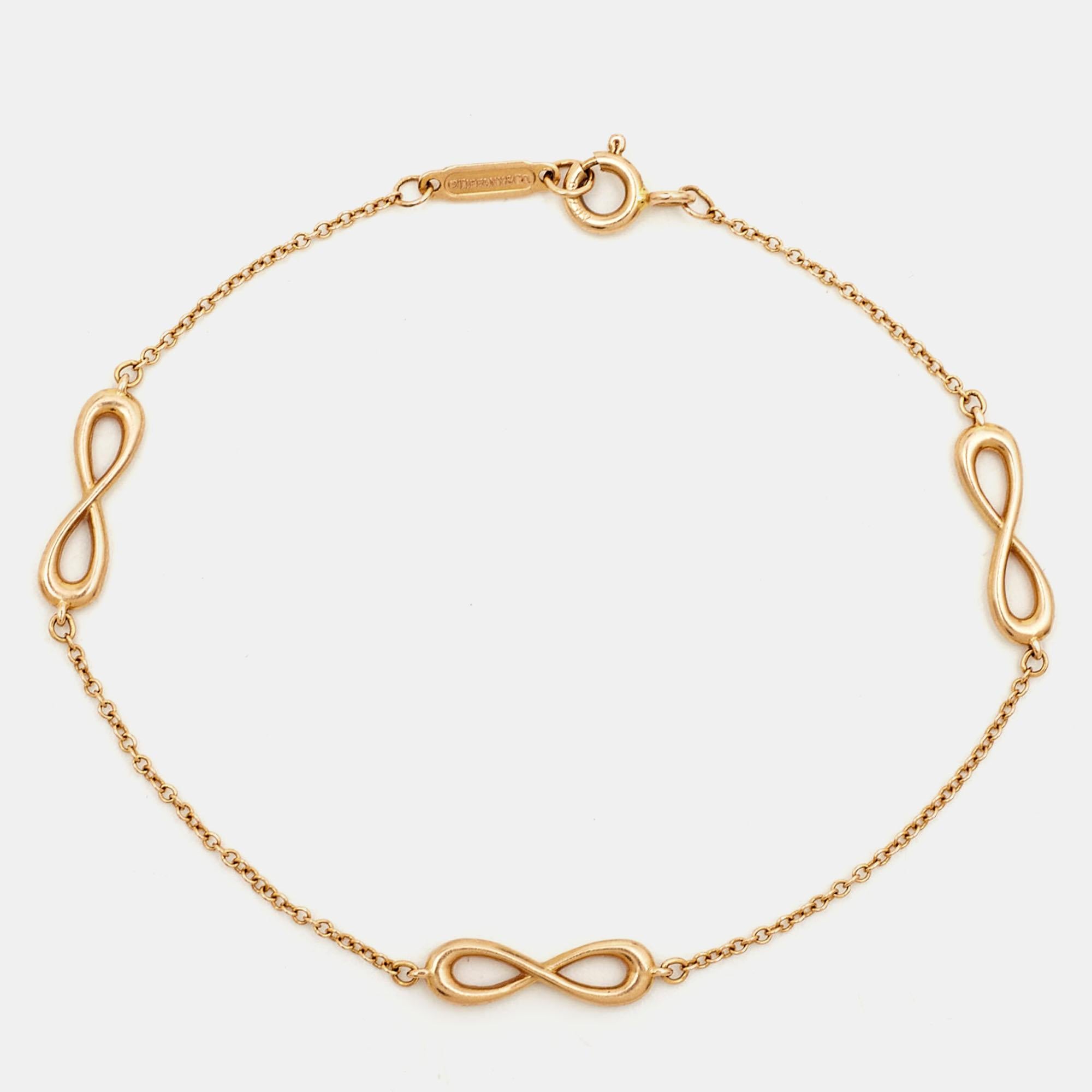 The choice of 18k rose gold coupled with heritage artisanship makes this Tiffany & Co. Infinity bracelet a creation worth cherishing. It sits gracefully on any wrist.

