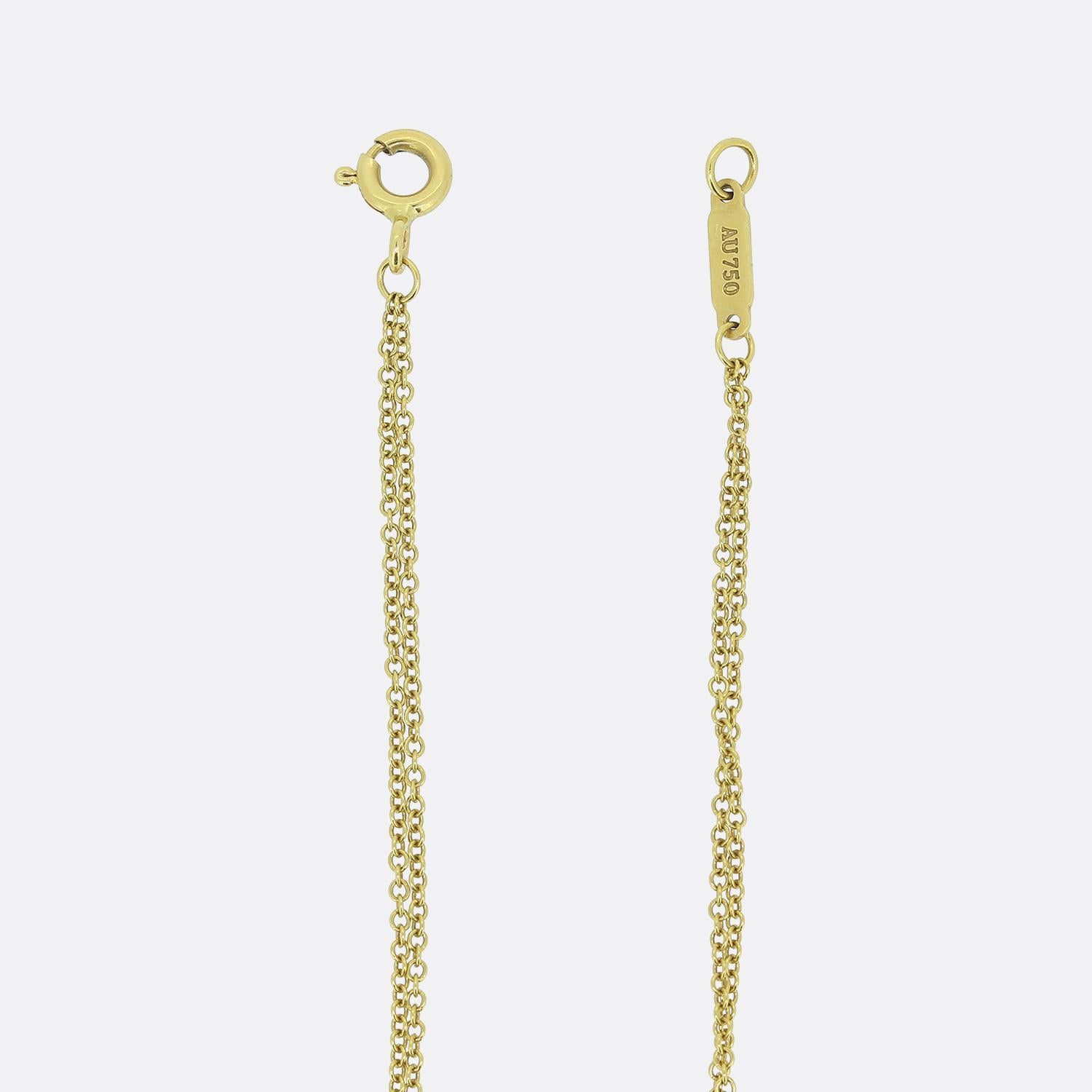 Hier haben wir ein bezauberndes Armband von dem weltbekannten Schmuckdesigner Tiffany & Co. Dieses kultige, hübsche Stück wurde aus 18 Karat Gelbgold gefertigt und verfügt über eine Doppelkette mit einer polierten Station mit