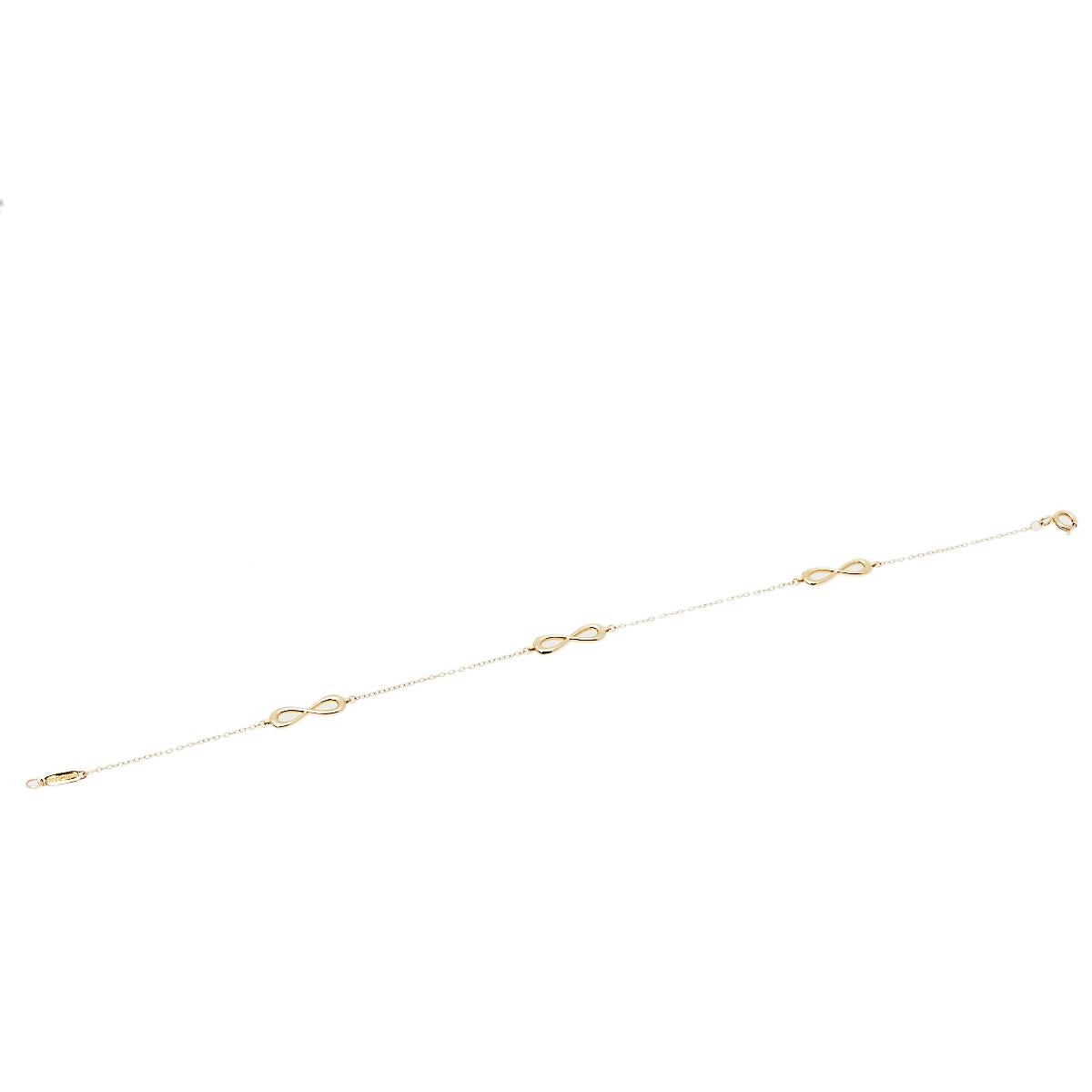The Infinity collection by Tiffany & Co. stands to powerfully symbolize a continuous flow of connection, energy, and vitality. The label smoothly blends the meaning of Infinity with timeless charm and infuses it into this bracelet. The piece comes