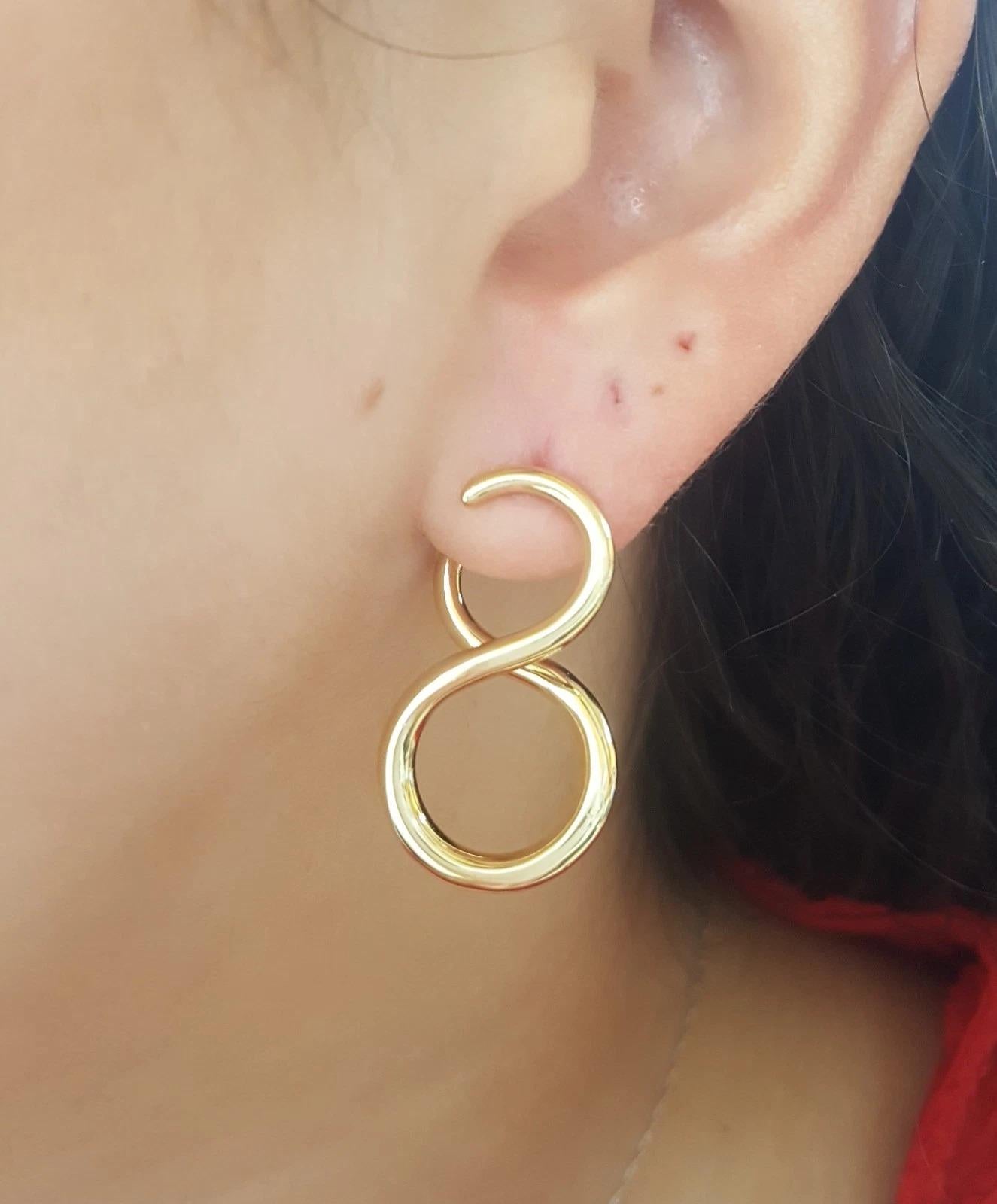 Tiffany & Co. Pendientes grandes Infinity de oro amarillo de 18 quilates en venta 4