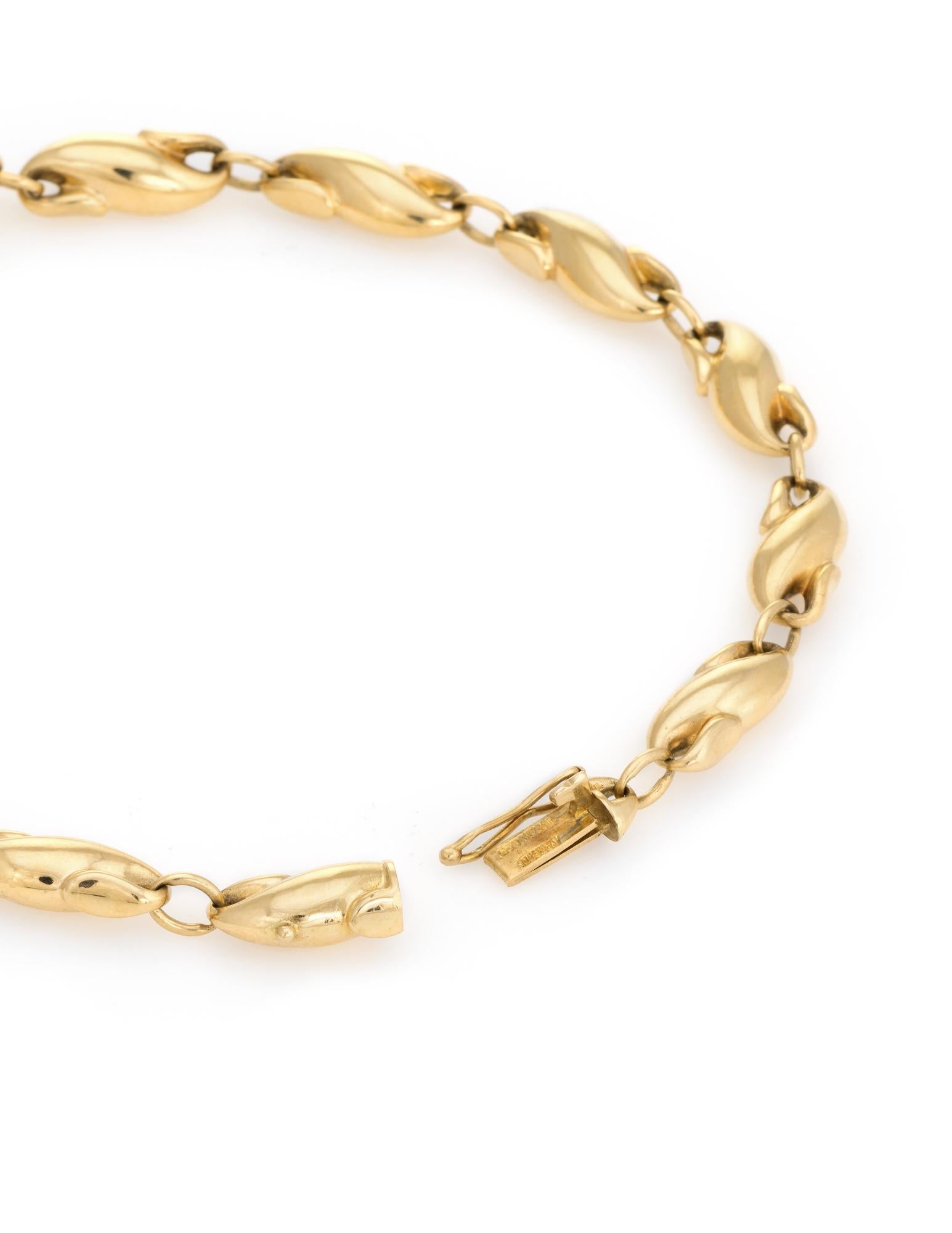 Stylish and finely detailed vintage Tiffany & Co infinity link bracelet (circa 1990s) crafted 18k yellow gold.  

The infinity link bracelet is great worn alone or layered with your fine jewelry from any era.  

The bracelet is in very good