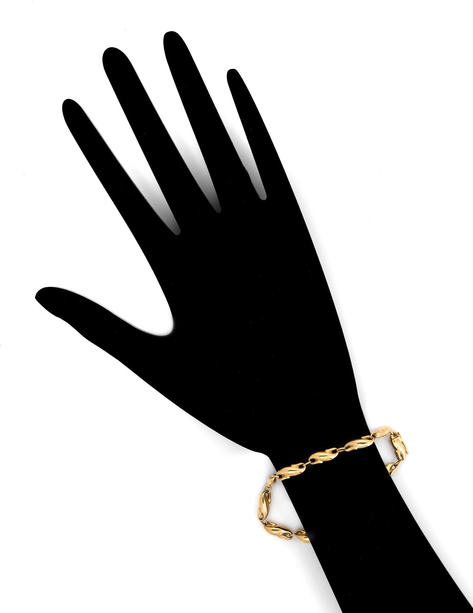 Contemporary Tiffany & Co. Infinity Link Bracelet Vintage 18 Karat Yellow Gold 1990s Peretti