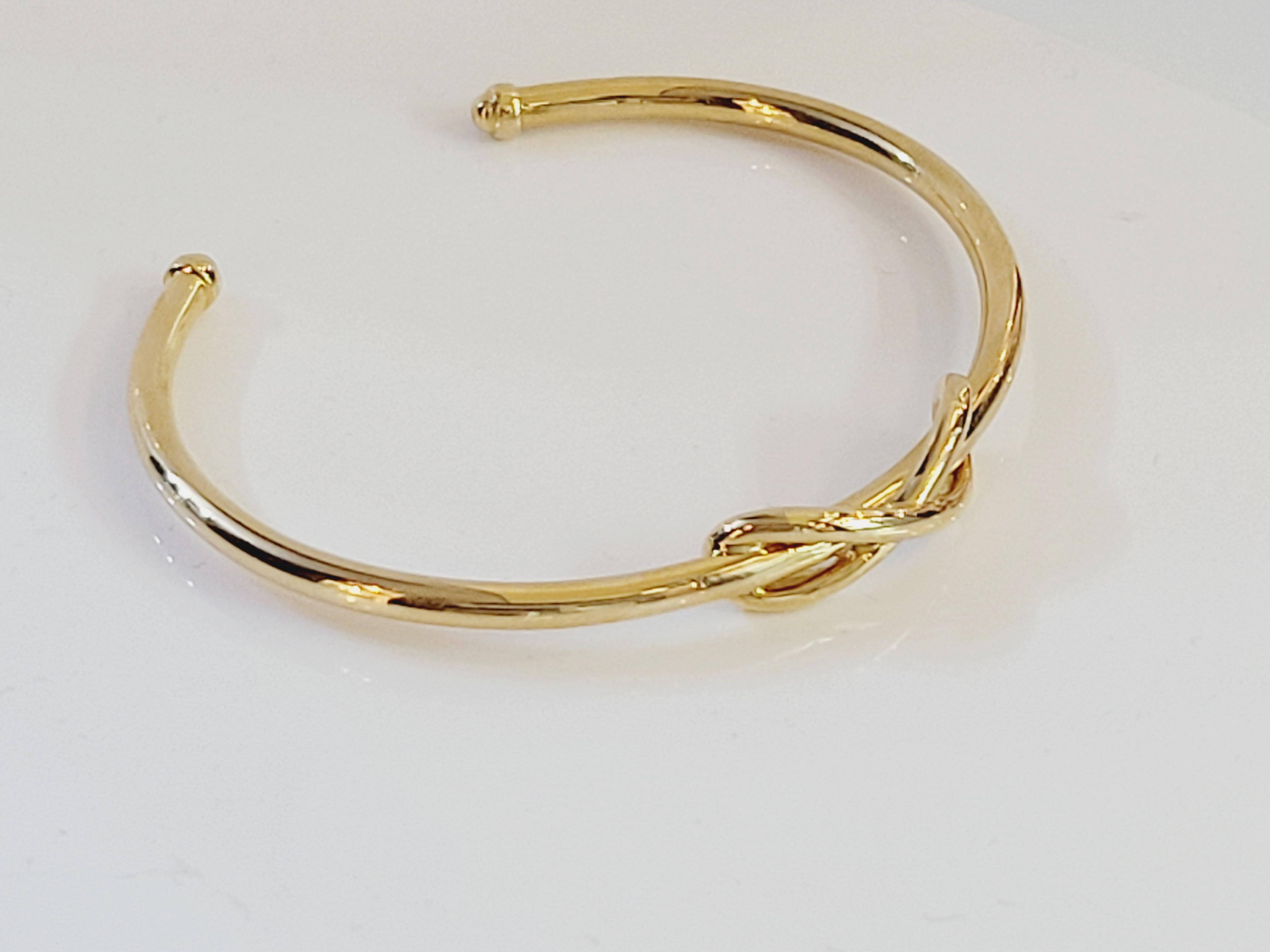 Brand-Tiffany &CO
Mint Condition
Type-Bracelet
Medium Size 
Style-cuff
Shape-Infiniti Motif
Base Metal-Yellow Gold
Metal purity-18K
Bracelet-18.7g
Comes with Tiffany &CO original pouch
