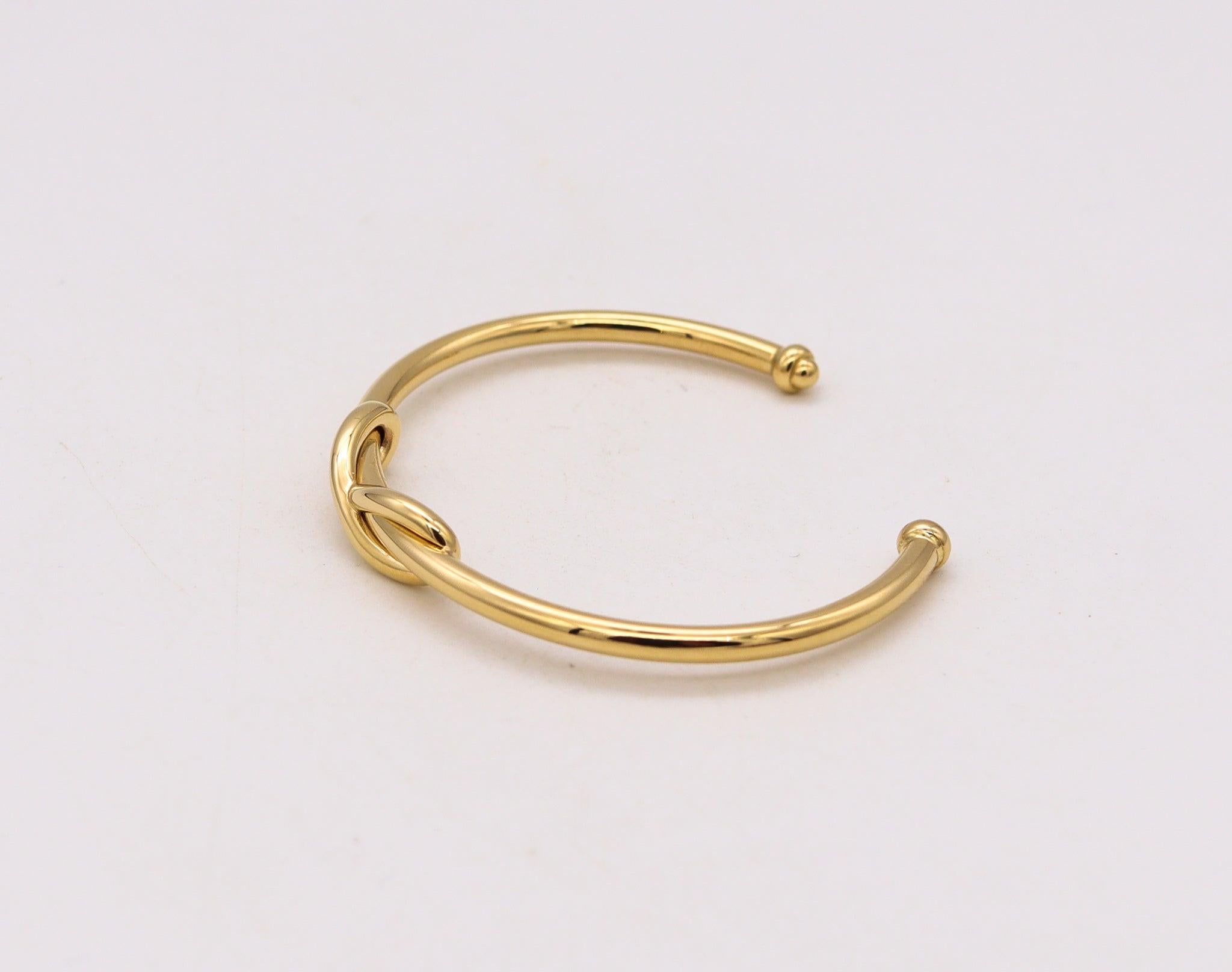 Unendliches Manschettenarmband, entworfen von Tiffany & Co.

Ein beliebtes Stück von Tiffany aus massivem 18-karätigem Gelbgold mit hochglanzpolierter Oberfläche. Das Design stellt das Unendlichkeitsmotiv dar.

Gewicht: 17,45 Gramm (11,19