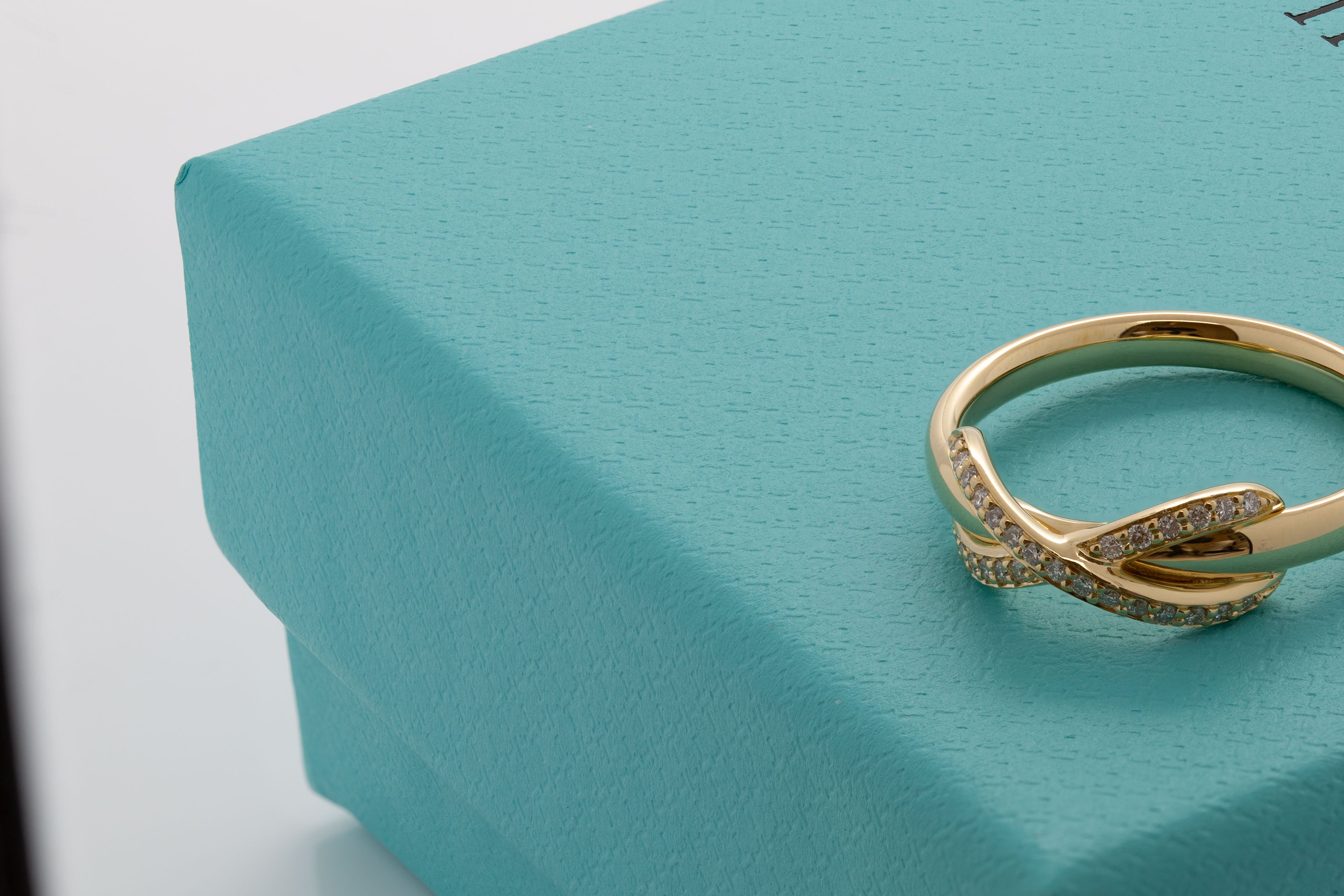Tiffany & Co. Infinity Ring in 18k Yellow Gold.

With diamonds (around 0.35ct)

Size 6

Comes in a box

Estimate retail value: 4000$