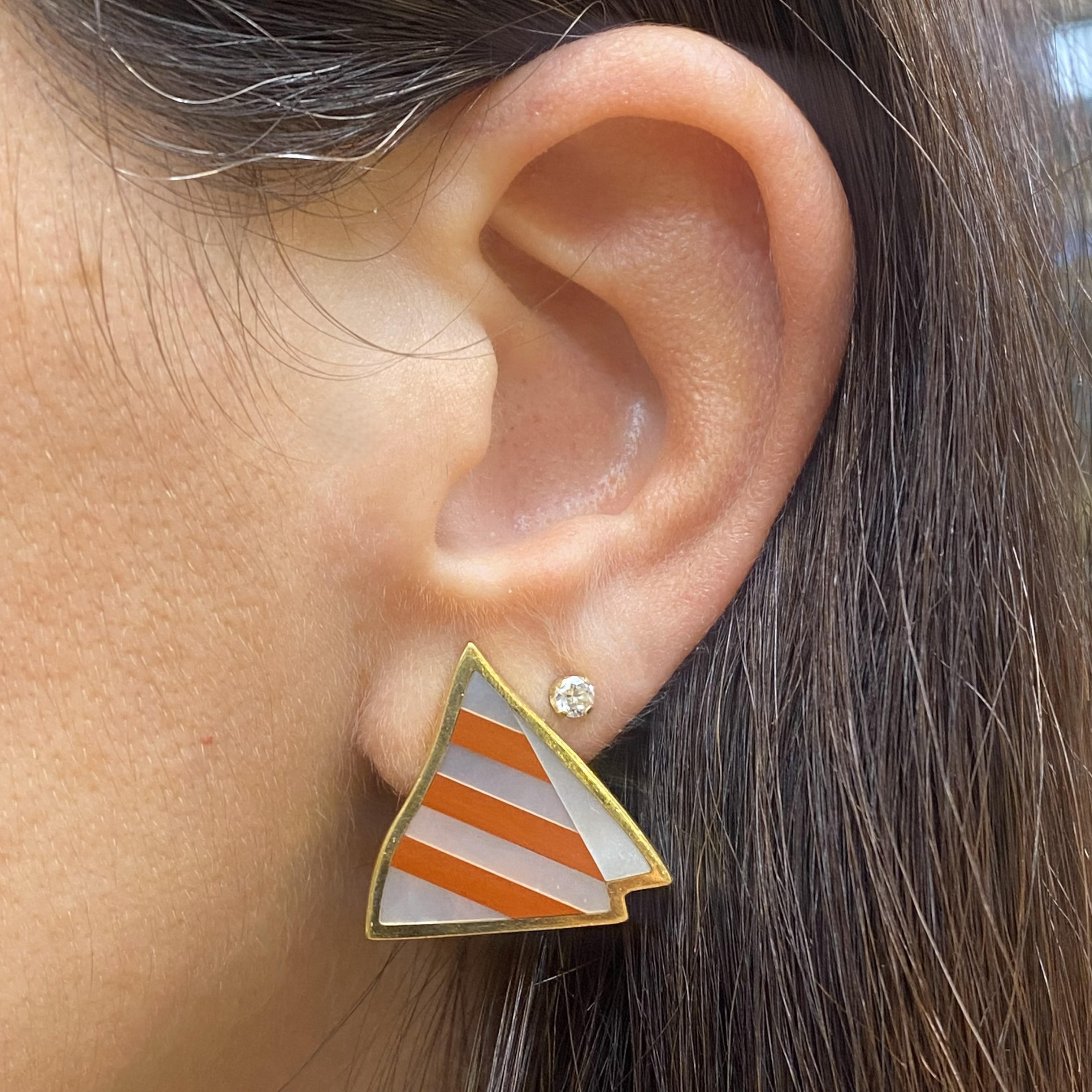 Orecchini geometrici a intarsio Tiffany & Co.

Incastonato con madreperla e corniola

Misure: 0,75