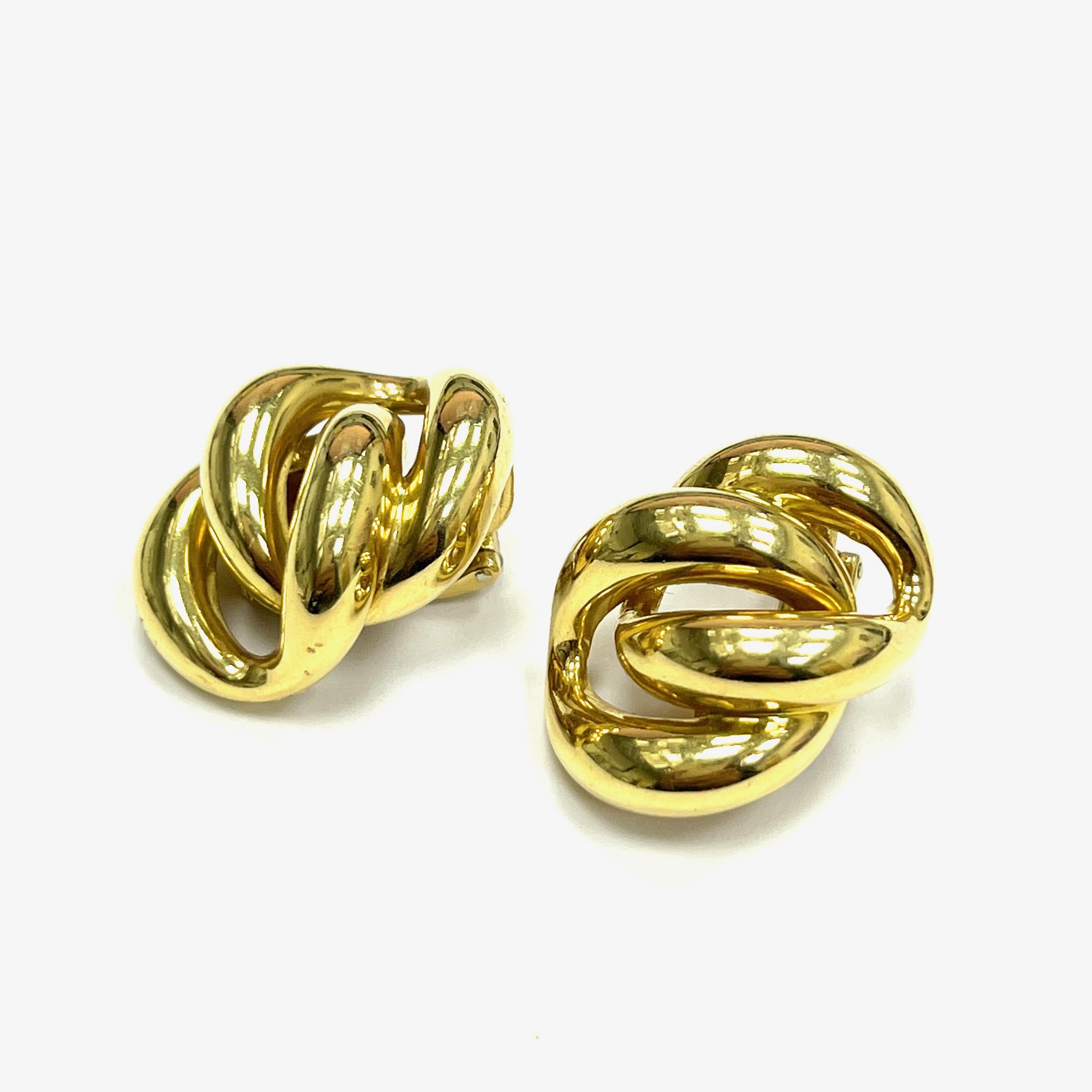 Tiffany & Co. interlinking gold ear clips

A beautiful pair of 18 karat yellow gold, featuring an interlinking design; marked Tiffany & Co., 18k

Size: width 2 cm, length 2.6 cm
Total weight: 27.4 grams

Comes with original Tiffany & Co. box