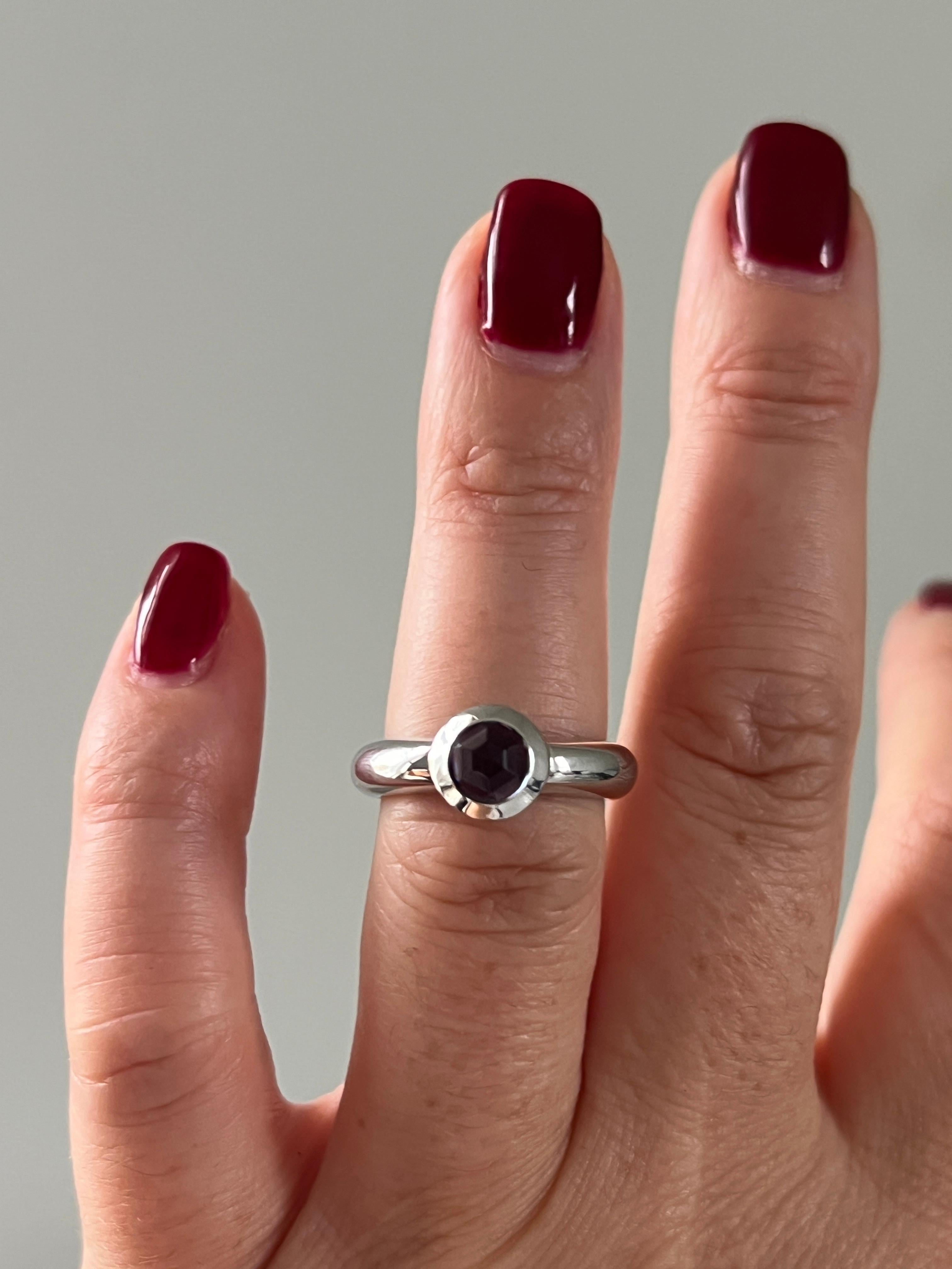 Contemporain Tiffany & Co. Bague solitaire en or blanc 18k et iolite en vente