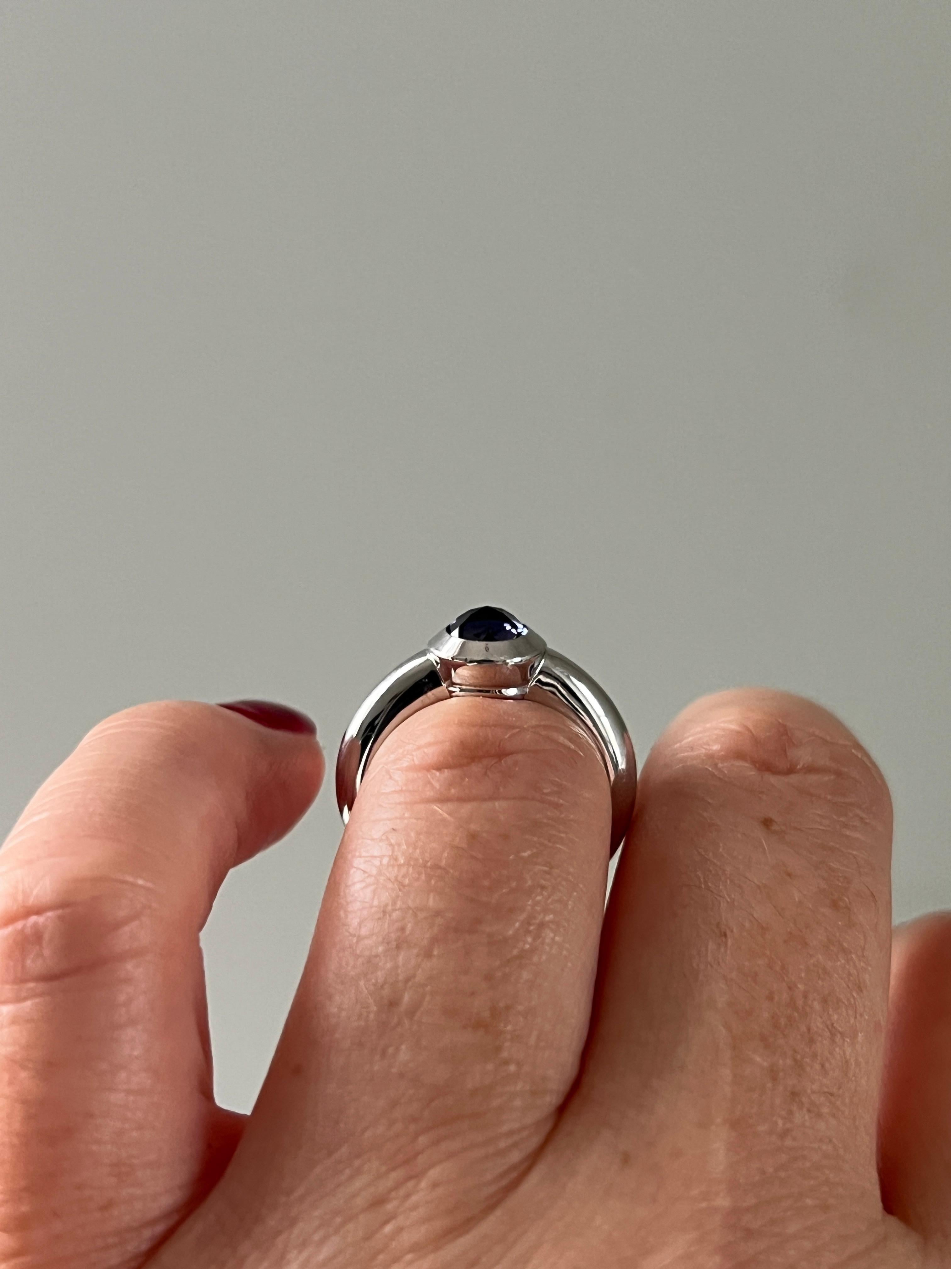 Taille rose Tiffany & Co. Bague solitaire en or blanc 18k et iolite en vente