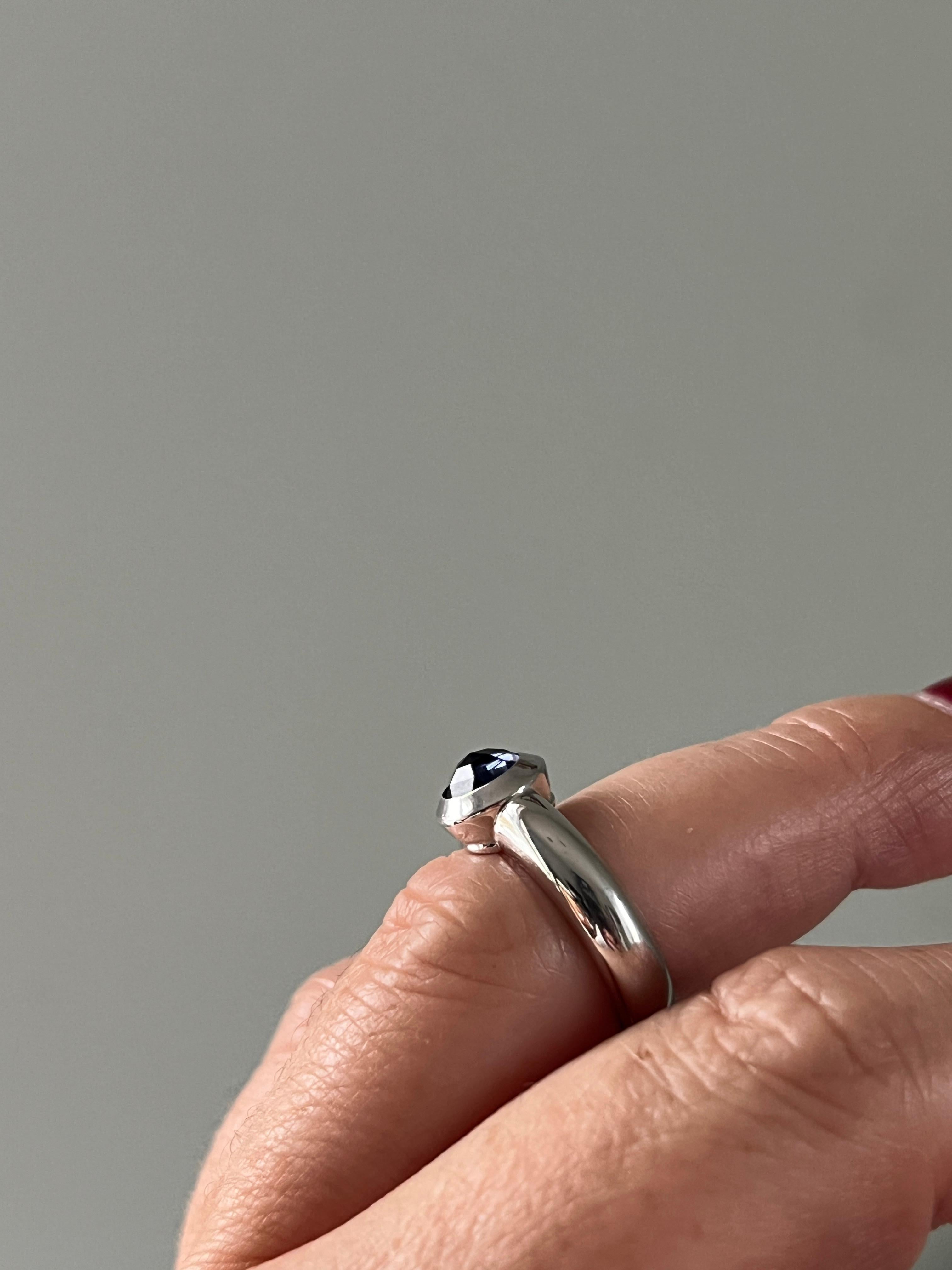 Tiffany & Co. Bague solitaire en or blanc 18k et iolite Bon état - En vente à Towson, MD