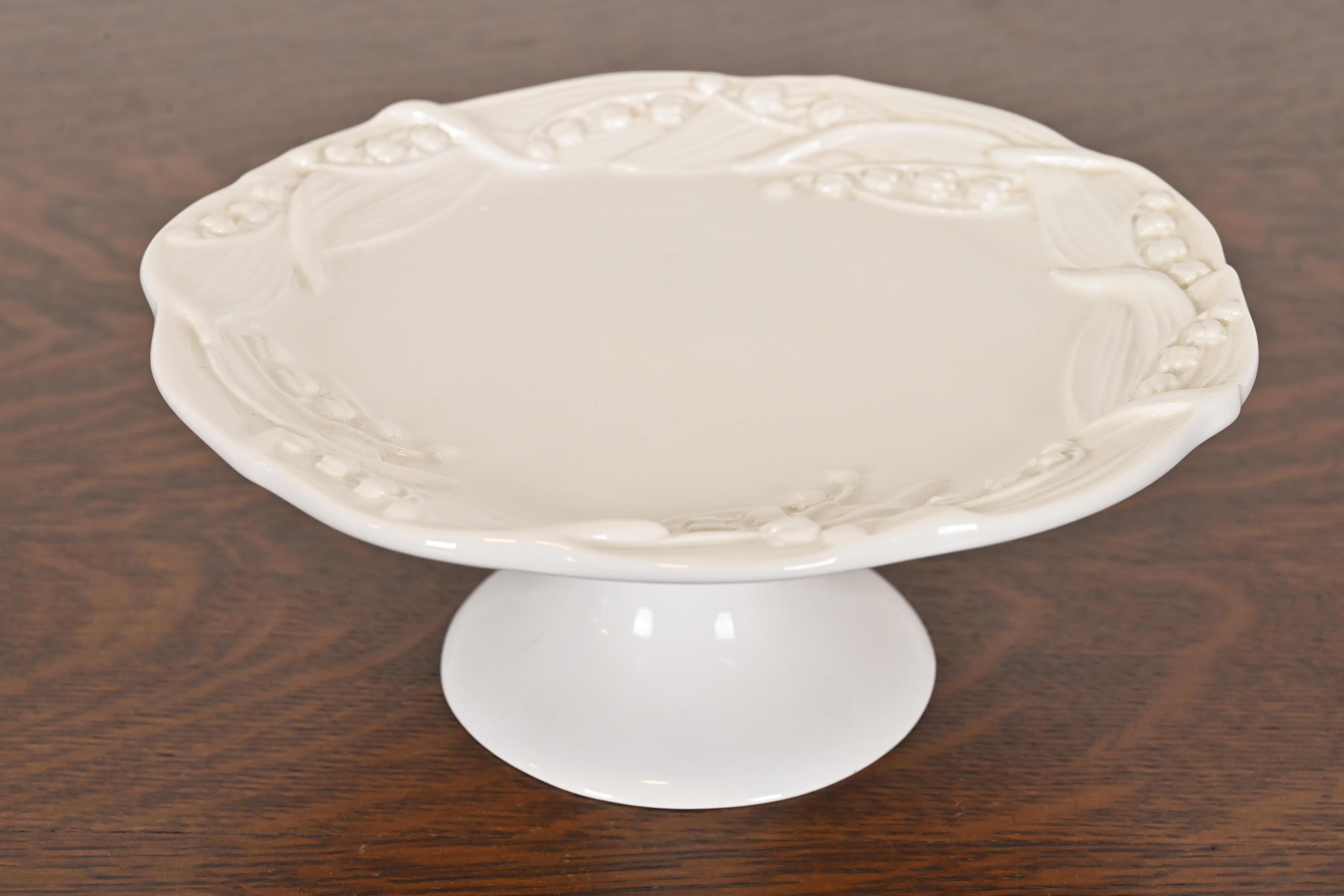 Una splendida tazza o alzata per dolci in porcellana italiana

Di Tiffany & Co. (firmato sul lato inferiore)

Italia, 1995

Misure: 8,25 