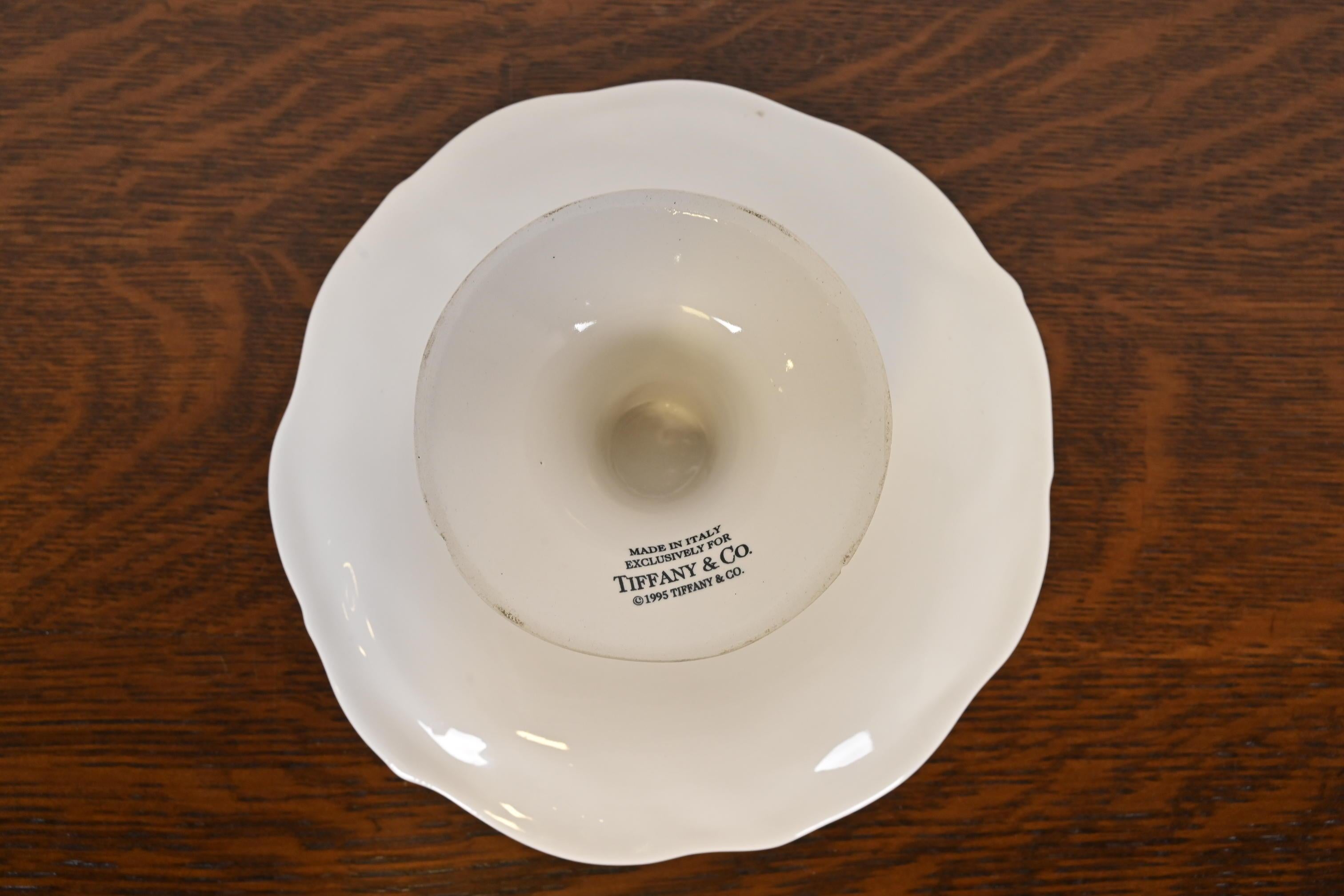 Tiffany & Co. Tazza con piedistallo in porcellana italiana o alzata per dolci in vendita 1