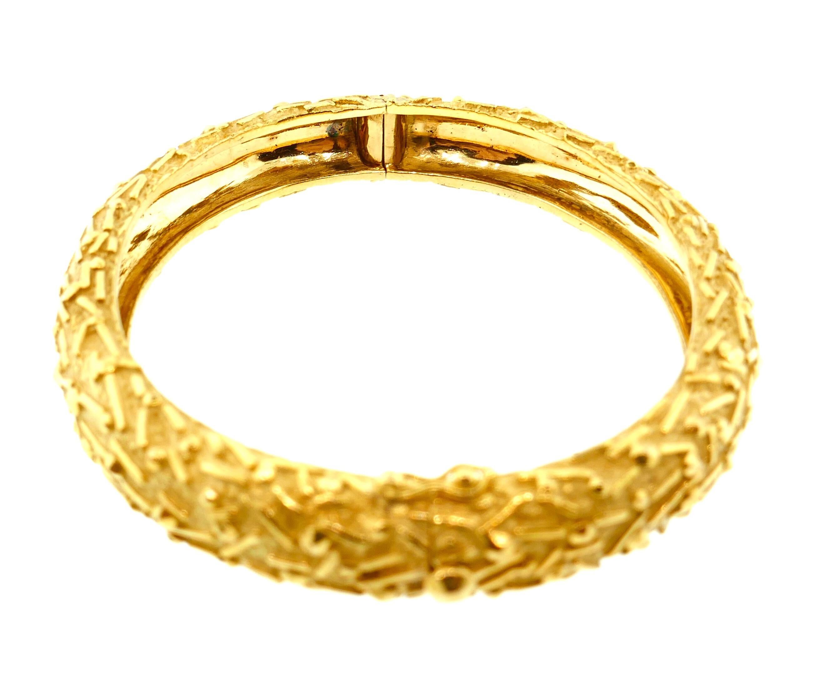 Tiffany & Co. Italy 18 Karat Yellow Gold Modernist Bangle

This Tiffany & Co. bangle features an intricate modernist design in amazing detail. 

Weight: 51 Grams 

Size: Will Comfortably Fit a 6.25