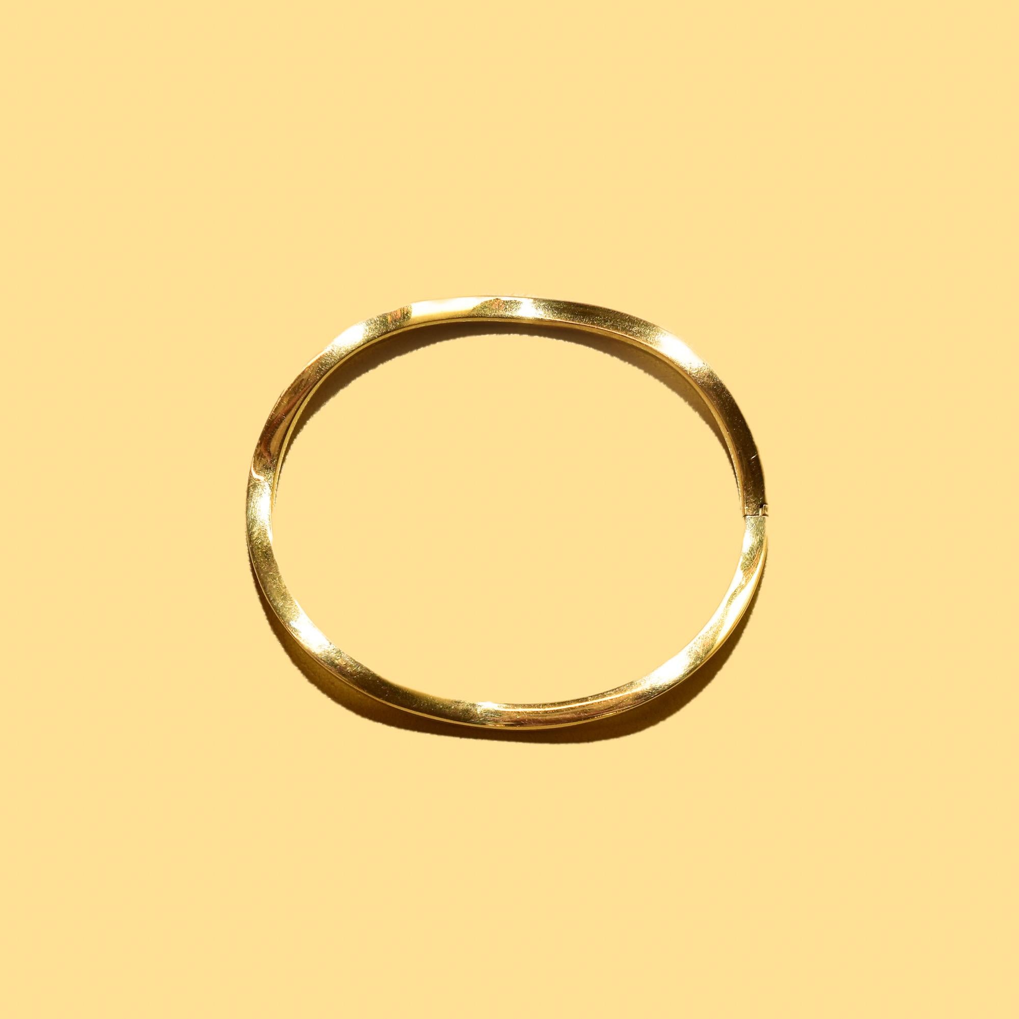 A rare vintage Tiffany & Co. Italy 18k wavy bangle bracelet in wonderful design, and great cosmetic condition. A great addition to any jewelry collection.

Features a 5mm yellow gold closed design cuff with a subtle waved shape, sleek hardware, and