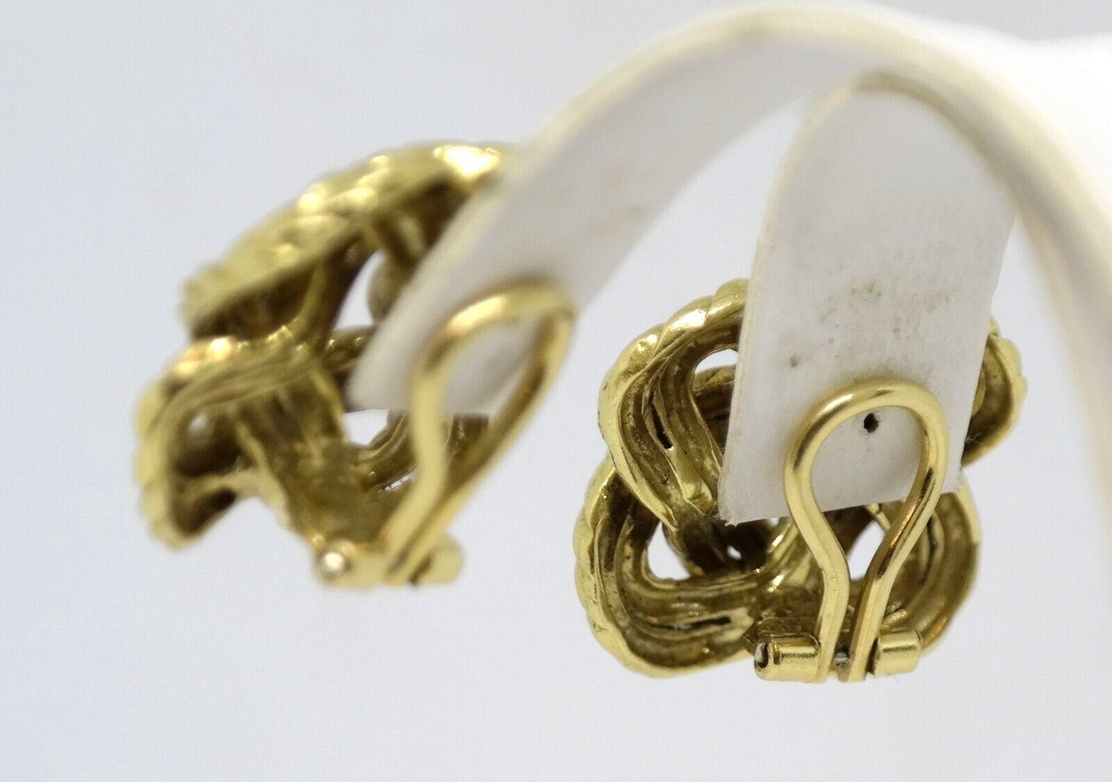 Tiffany & Co. Italien 18k Gelbgold Knoten Motiv Clip auf Ohrringe Vintage CIRCA 1970s

Hier haben Sie die Chance, ein wunderschönes Designer-Ohrringpaar mit hohem Sammlerwert zu erwerben.  

Die Ohrringe stammen aus den 1970er Jahren und haben ein